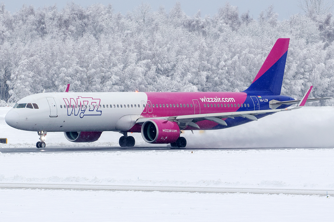 Full size: Wizz Air Airbus A321NEO HA-LZW at Eindhoven Airport