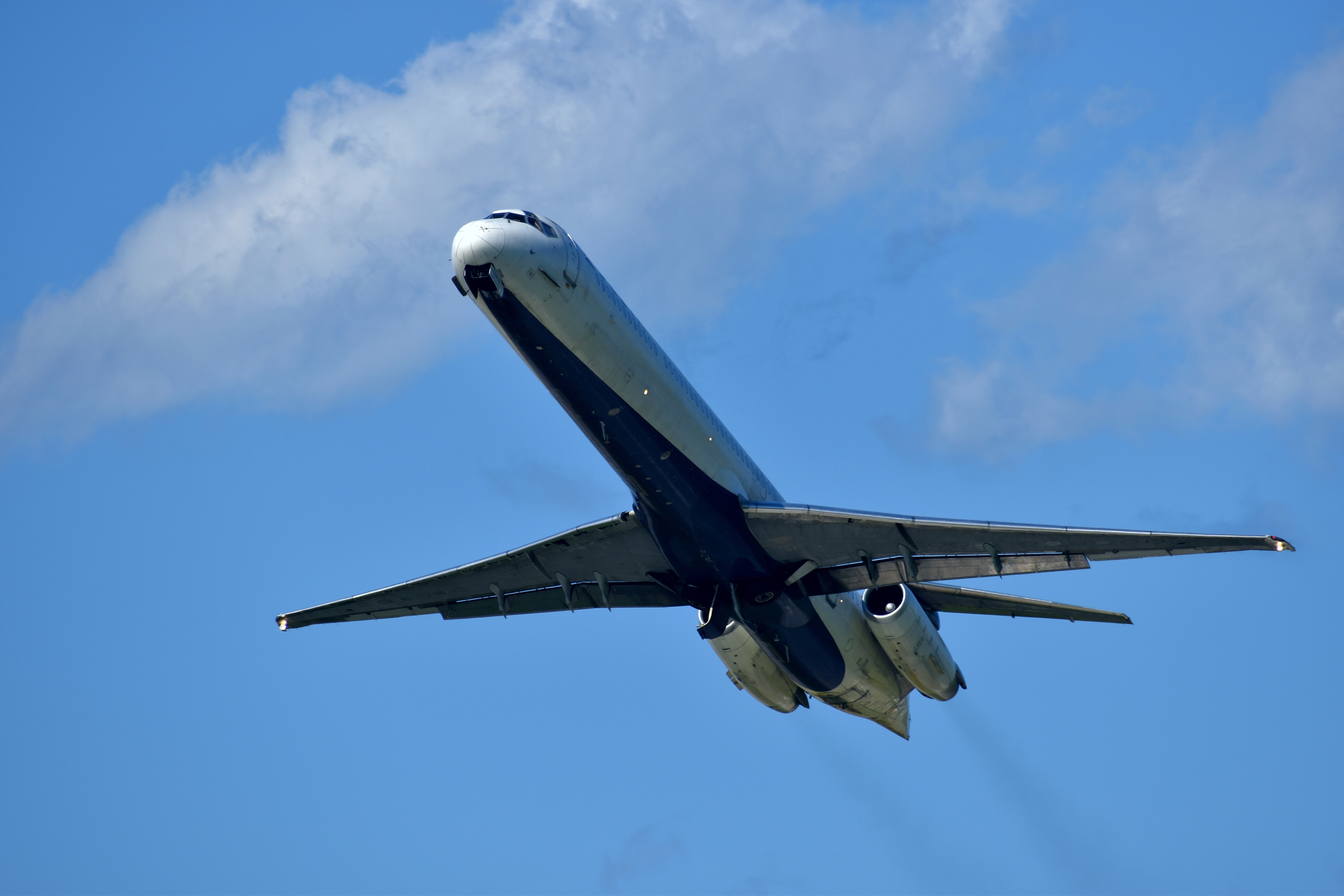 Full size: Delta Airlines Mcdonnell Douglas MD88 UNKNOWN at General Mitchell International Airport