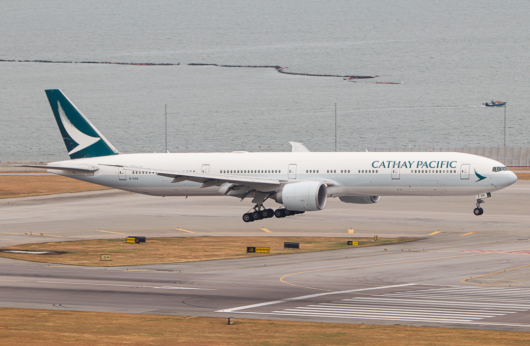 Full size: Cathay Pacific Boeing 777-300ER B-KQQ at Hong Kong International Airport