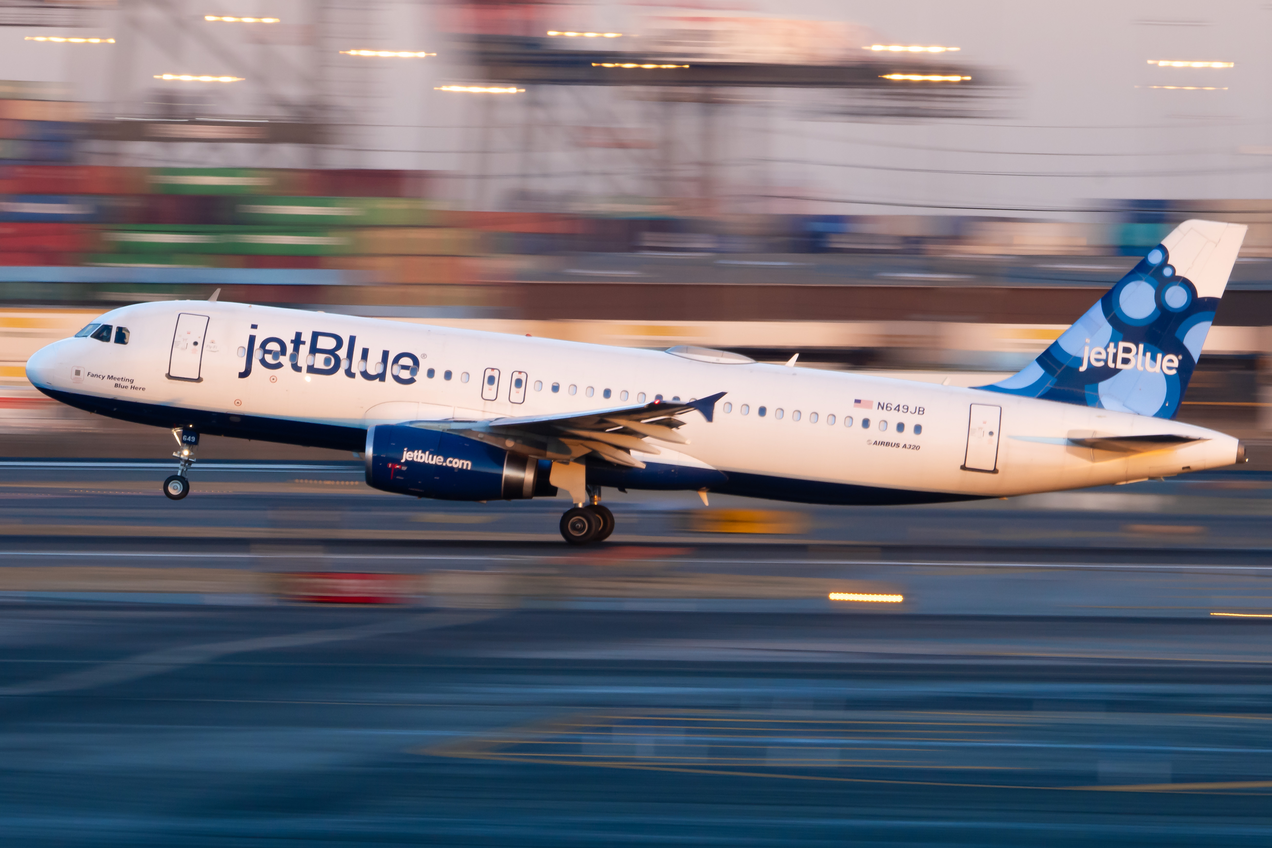Full size: jetBlue Airways Airbus A320 N649JB at Newark Liberty International Airport
