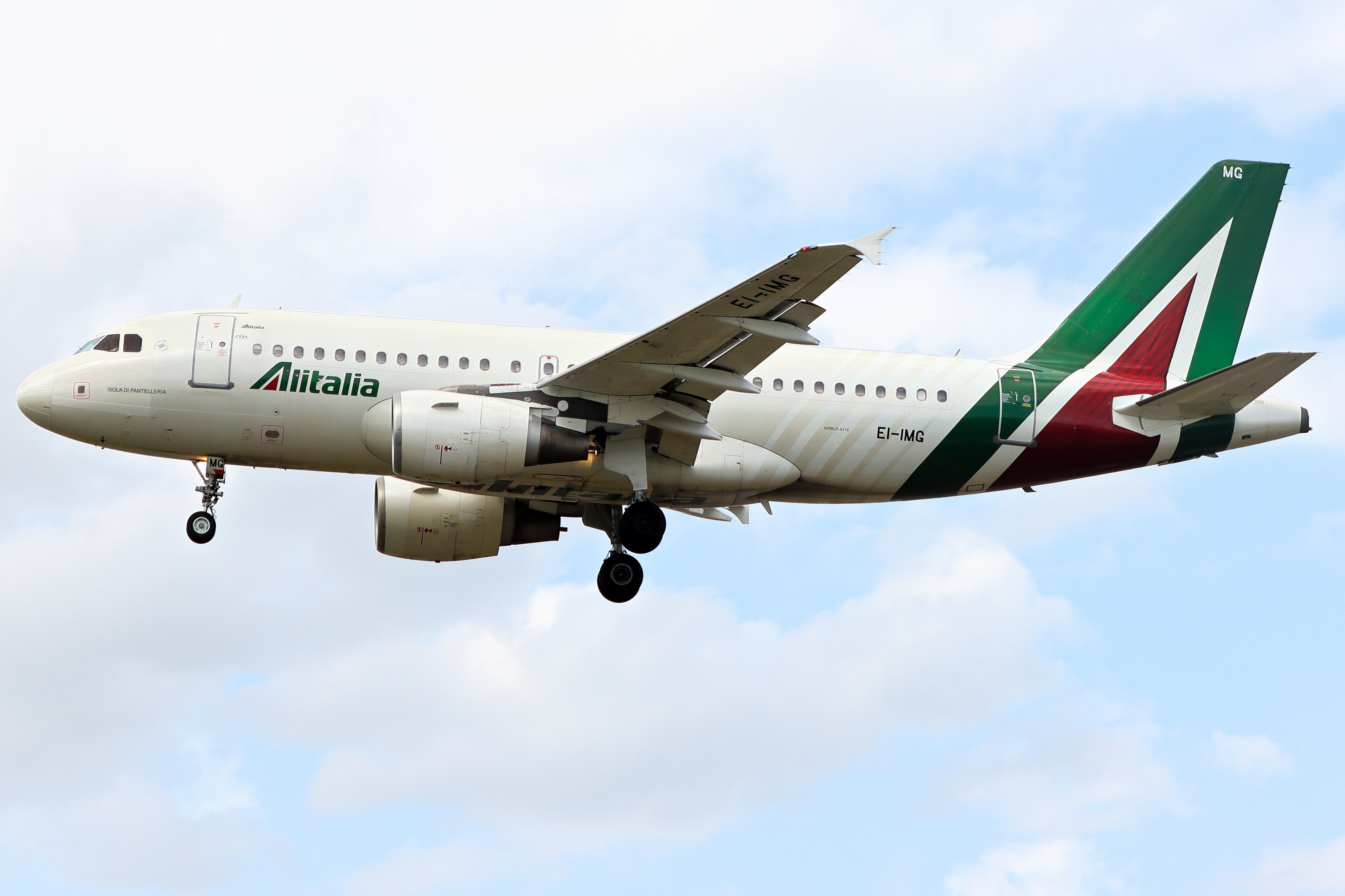 Full size: ITA Airways Airbus A319 EI-IMG at London Heathrow International Airport
