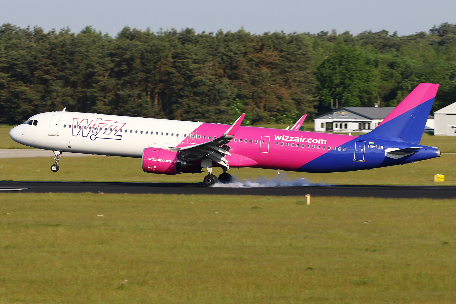 Full size: Wizz Air Airbus A321-271NX HA-LZM at Eindhoven Airport