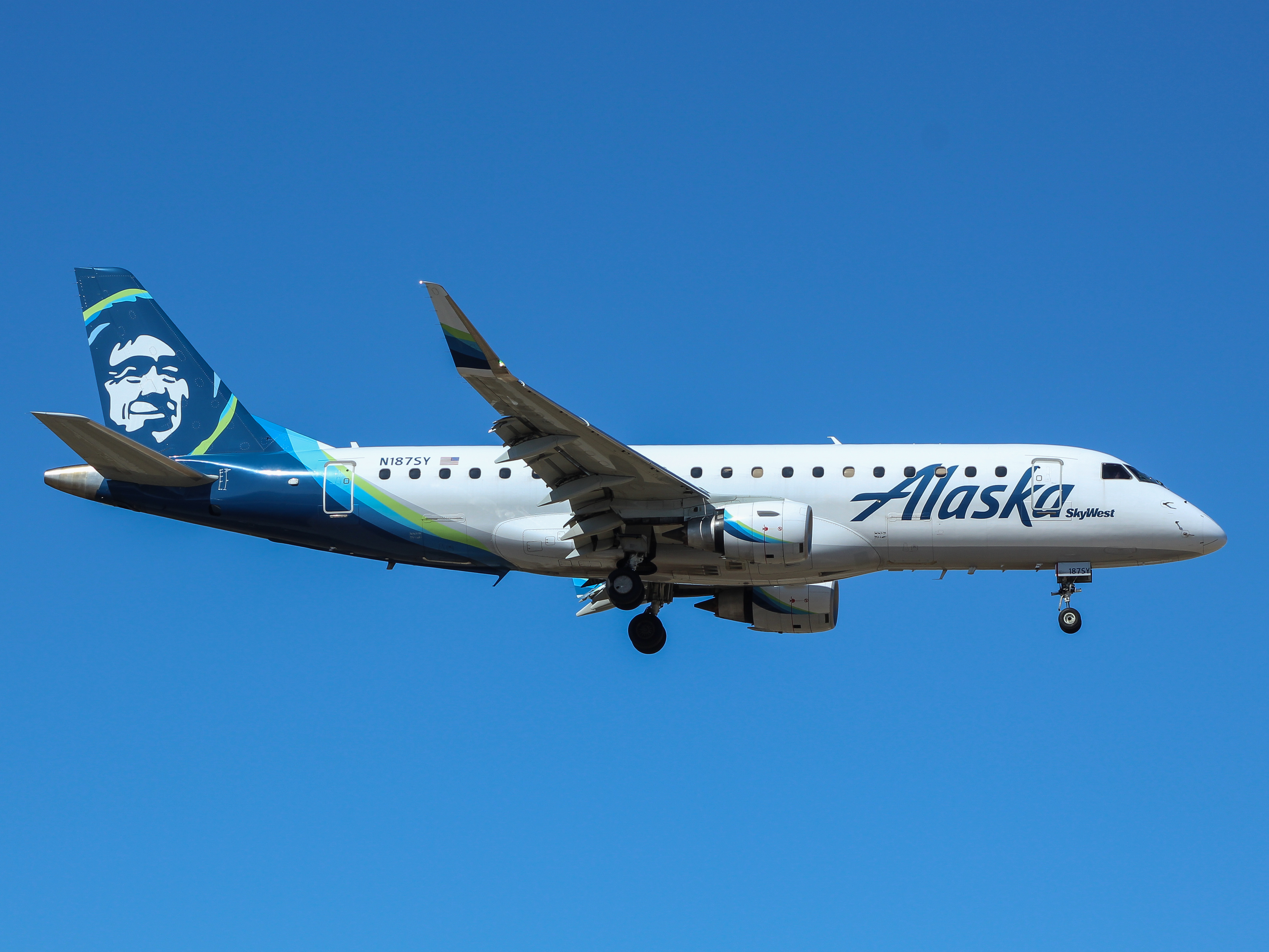Full size: Alaska Airlines  Embraer E175LR N187SY at General Mitchell International Airport