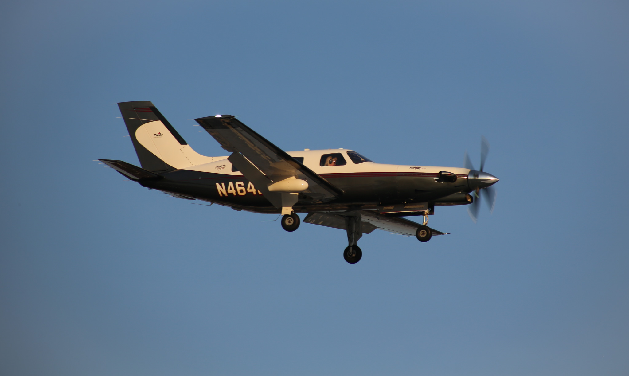 Full size: PRIVATE Piper PA-46 Malibu Mirage N464JB at Essex County Airport
