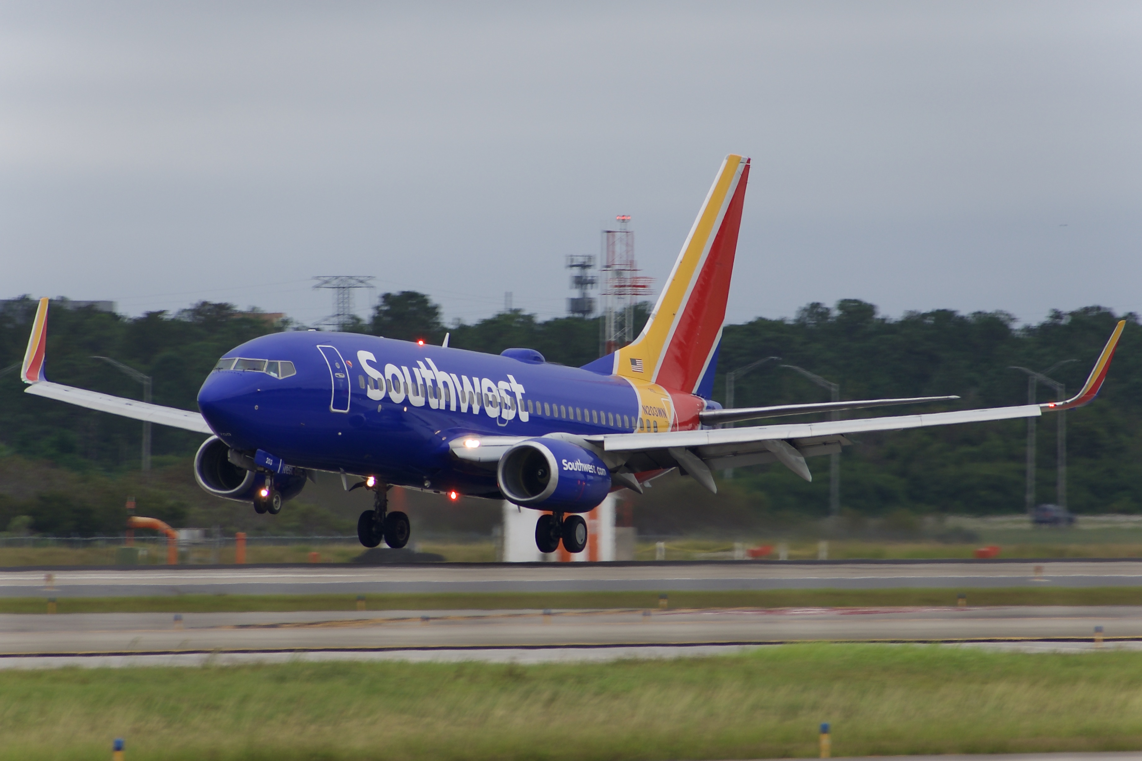 Full size: Southwest Airlines Boeing 737-700 N203WN at Orlando International Airport