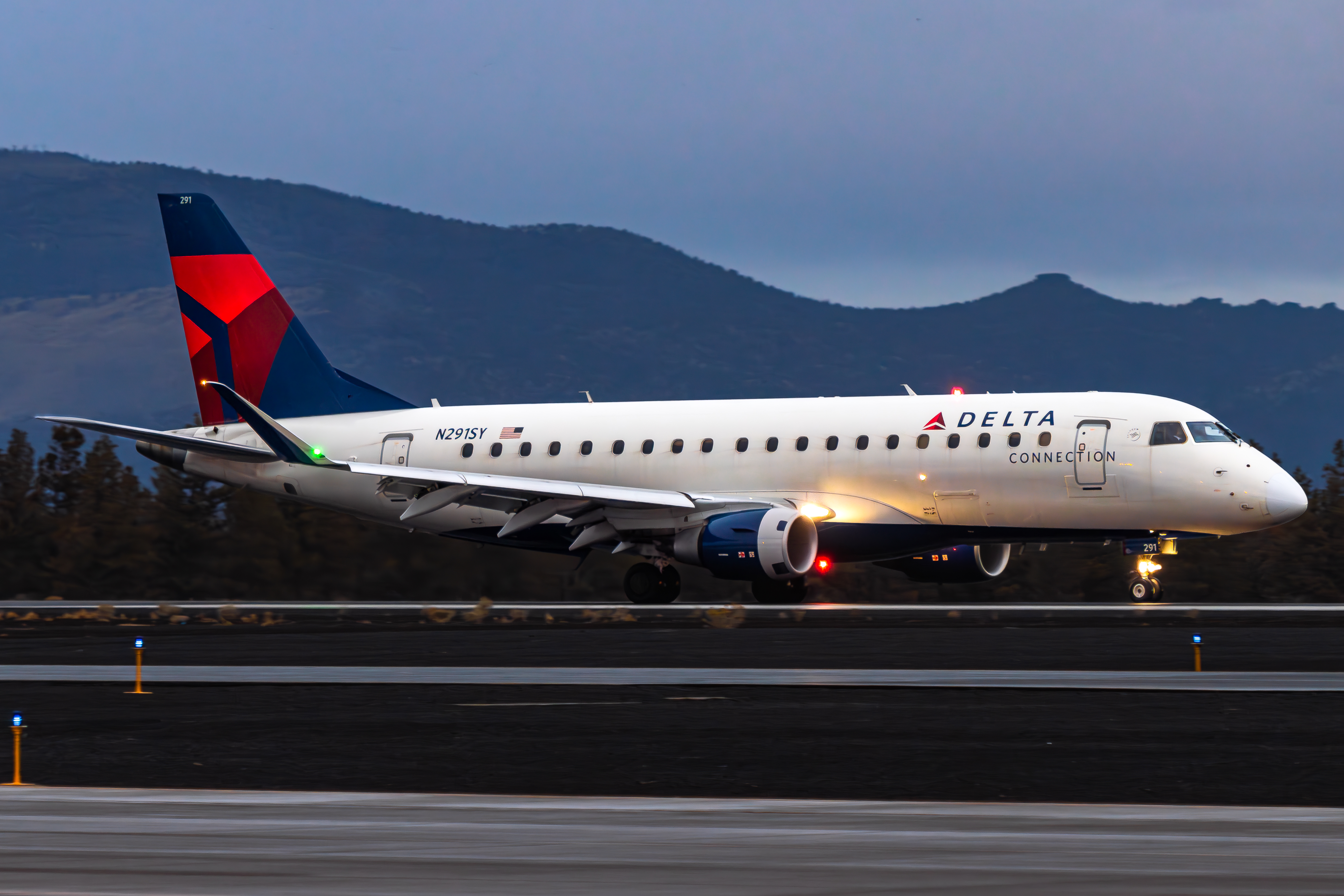 Full size: SkyWest Airlines Embraer E175 N291SY at Roberts Field Airport