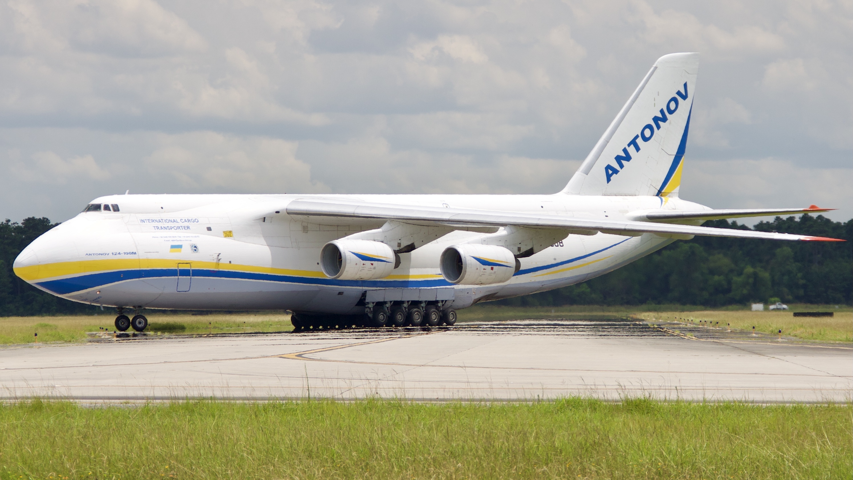 Full size: Antonov Design Bureau Antonov AN-124  UR-82008 at Houston-George Bush Intercontinental Airport
