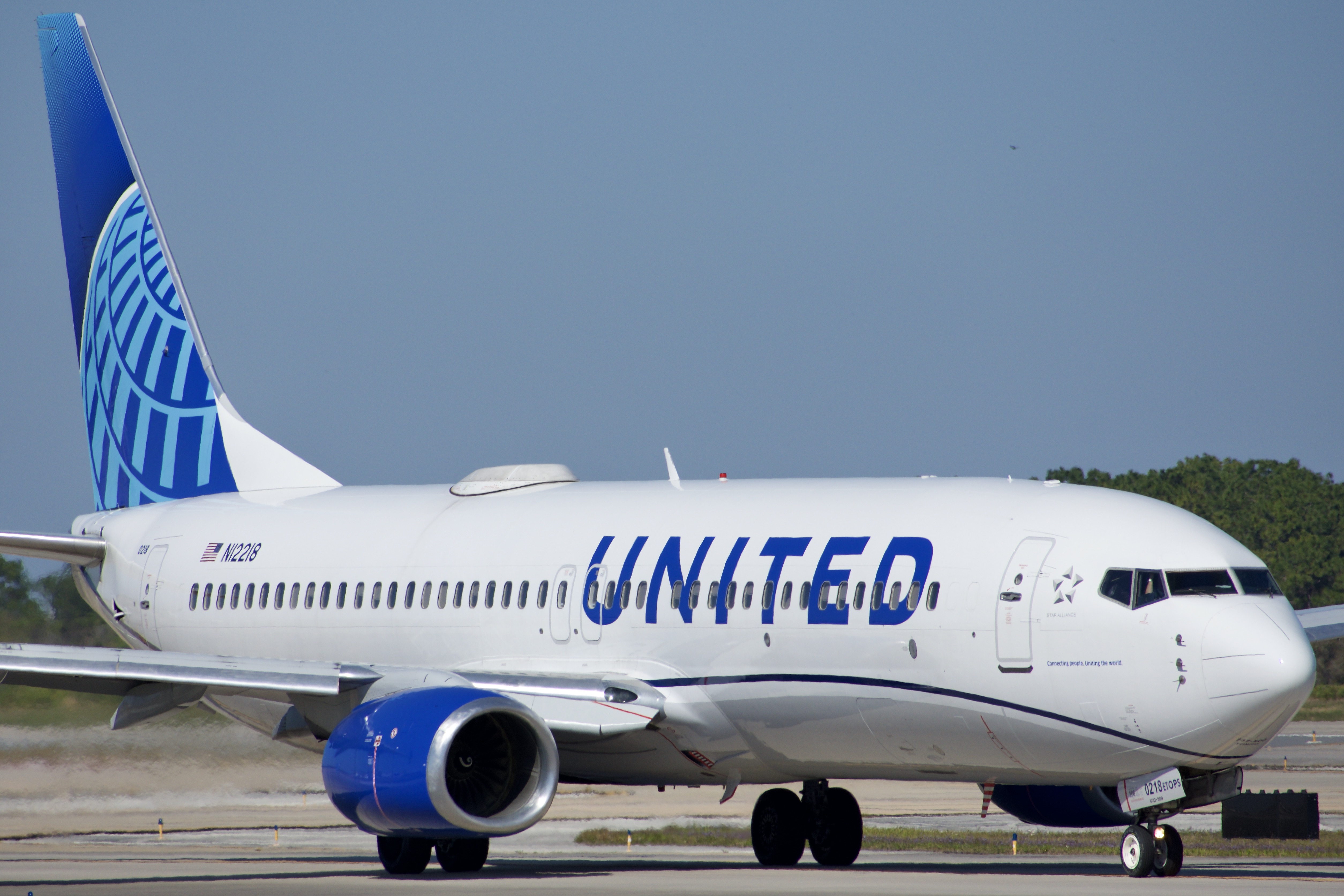 Full size: United Airlines Boeing 737-800 N12218 at Orlando International Airport