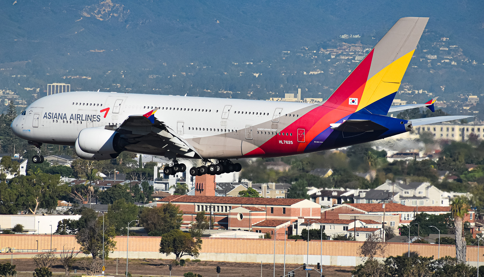Full size: Asiana Airlines Airbus A380-800 HL7625 at Los Angeles International Airport