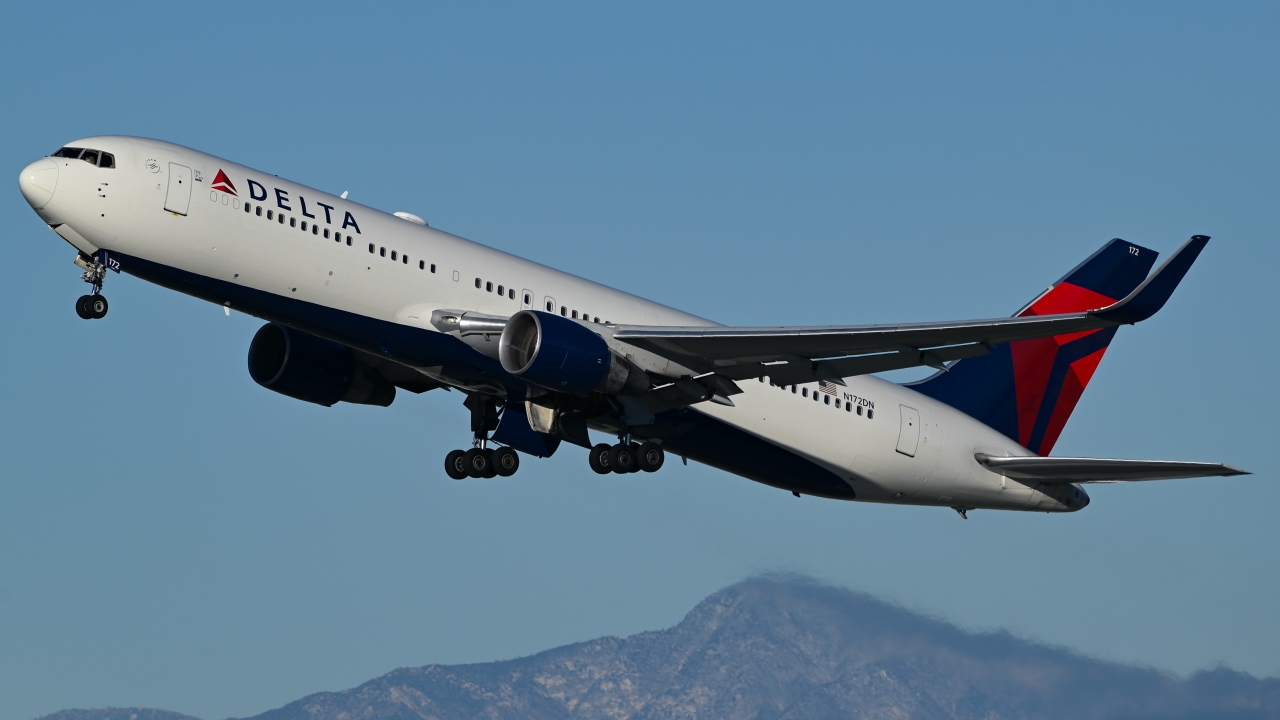 Full size: Delta Airlines Boeing 767-300ER N172DN at Los Angeles International Airport