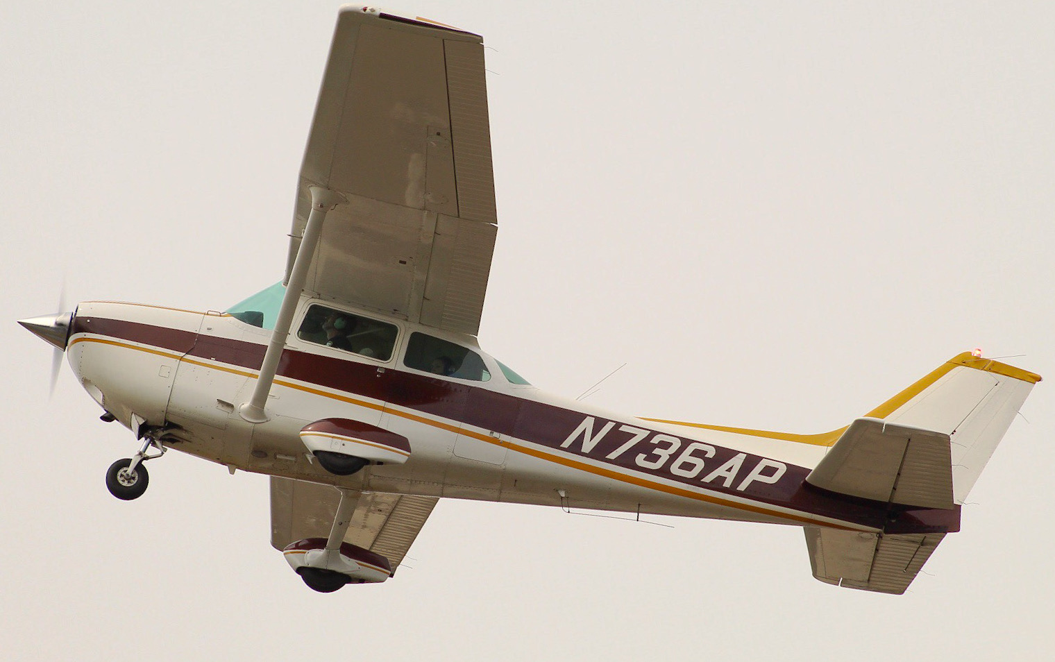 Full size: PRIVATE Cessna 172 N736AP at Smoketown Airport