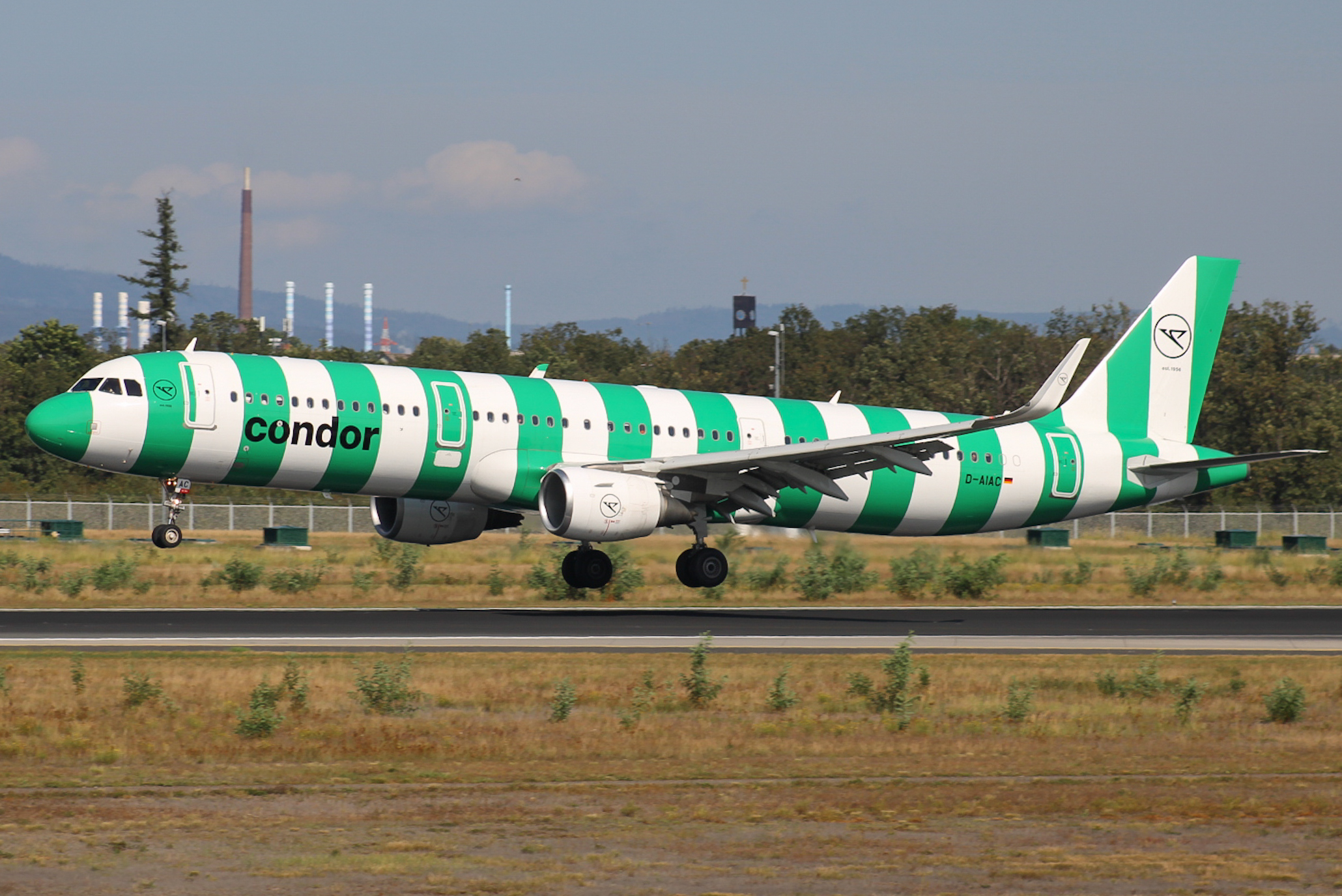 Full size: Condor Airbus A321-200 D-AIAC at Frankfurt International Airport