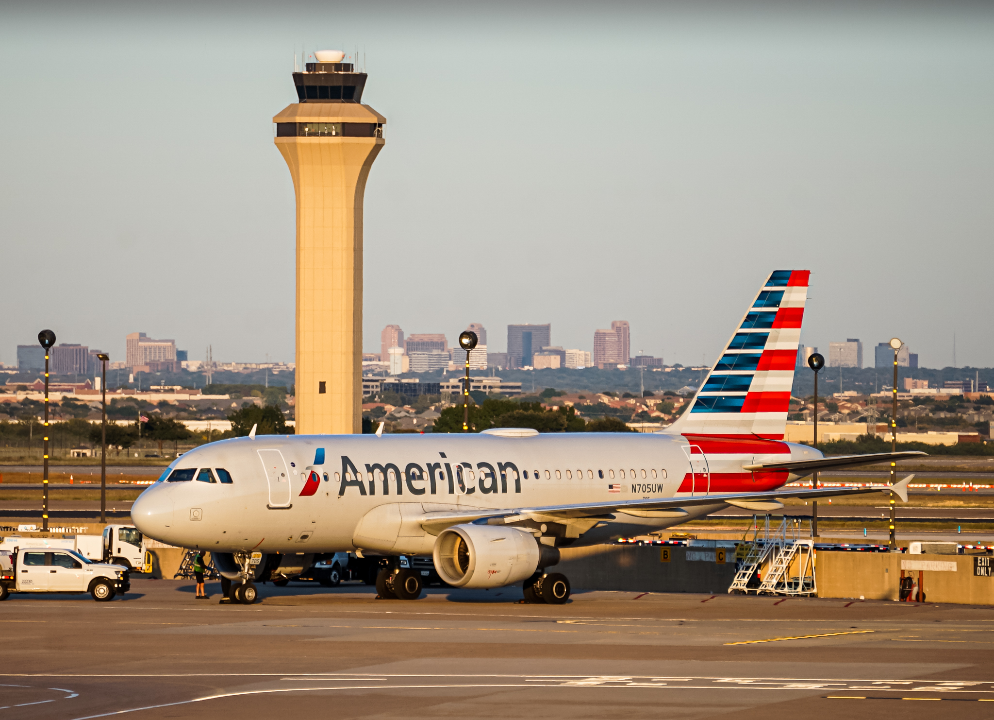 Full size: American Airlines Airbus A319 N705UW at Dallas-Fort Worth International Airport
