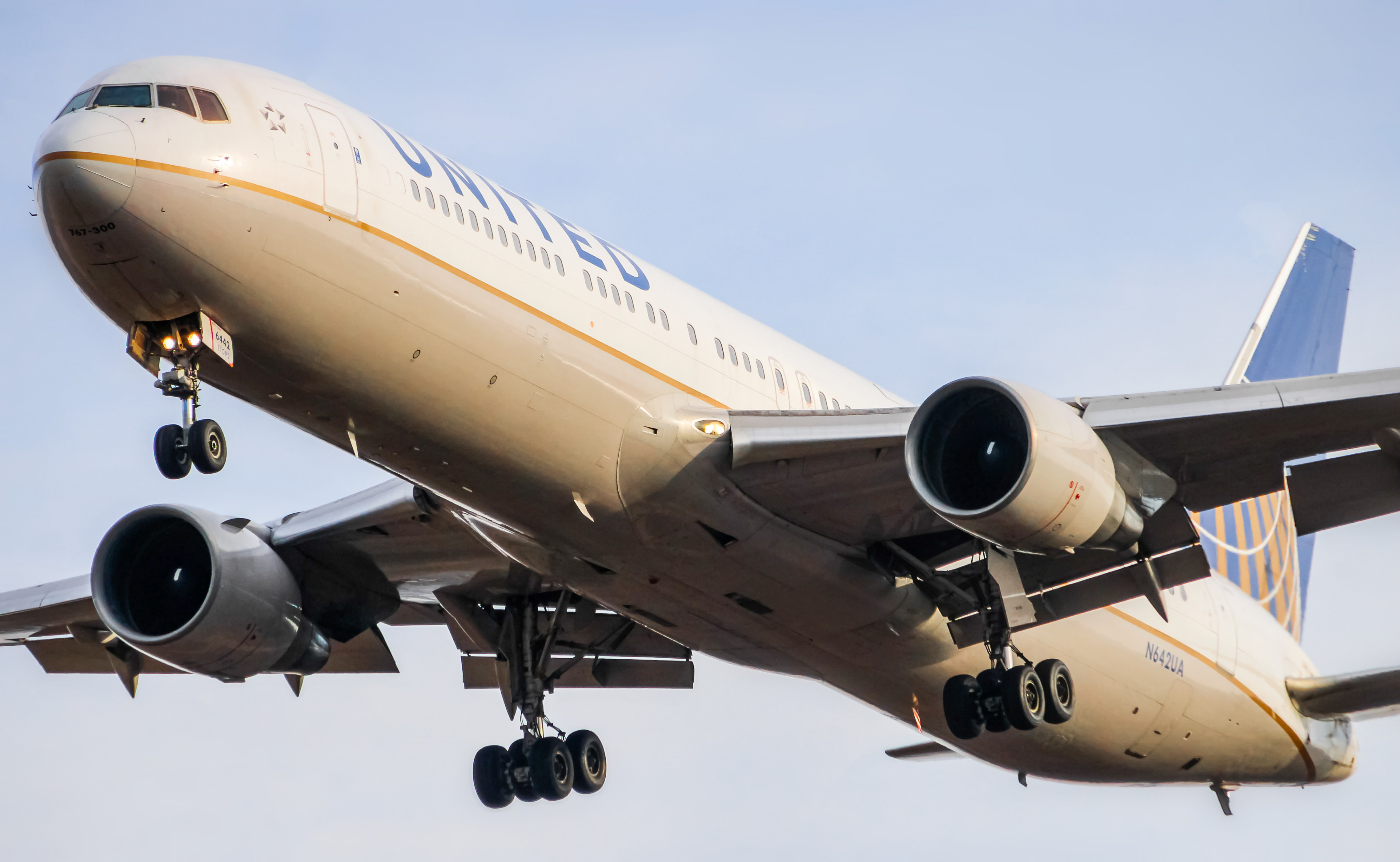 Full size: United Airlines Boeing 767-300ER N642UA at Washington Dulles International Airport