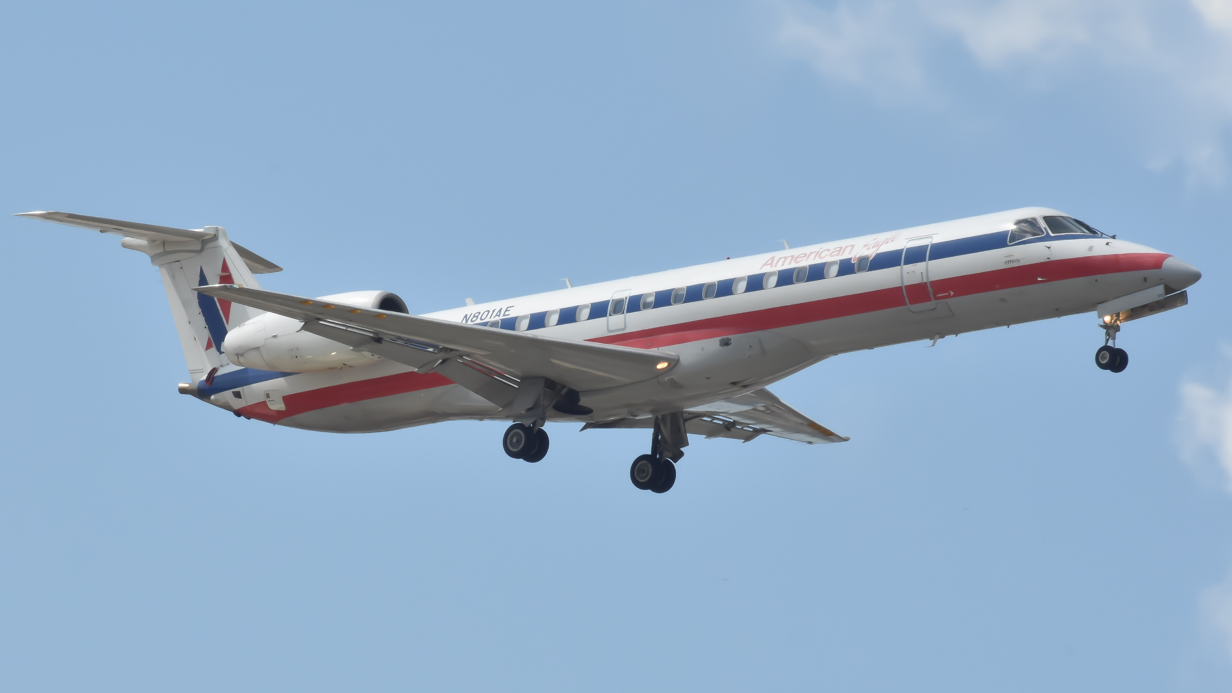 Full size: American Eagle Embraer ERJ140 N801AE at Chicago O'Hare International Airport