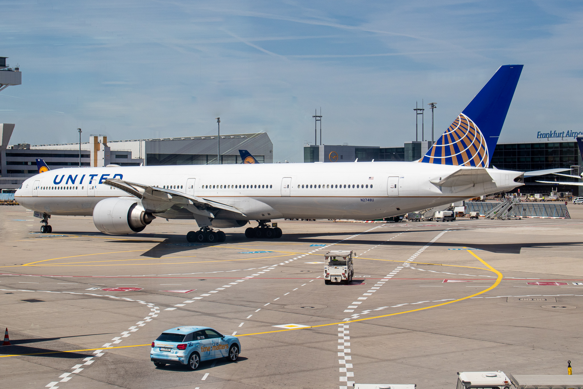 Full size: United Airlines Boeing 777-300ER N2748U at Frankfurt International Airport