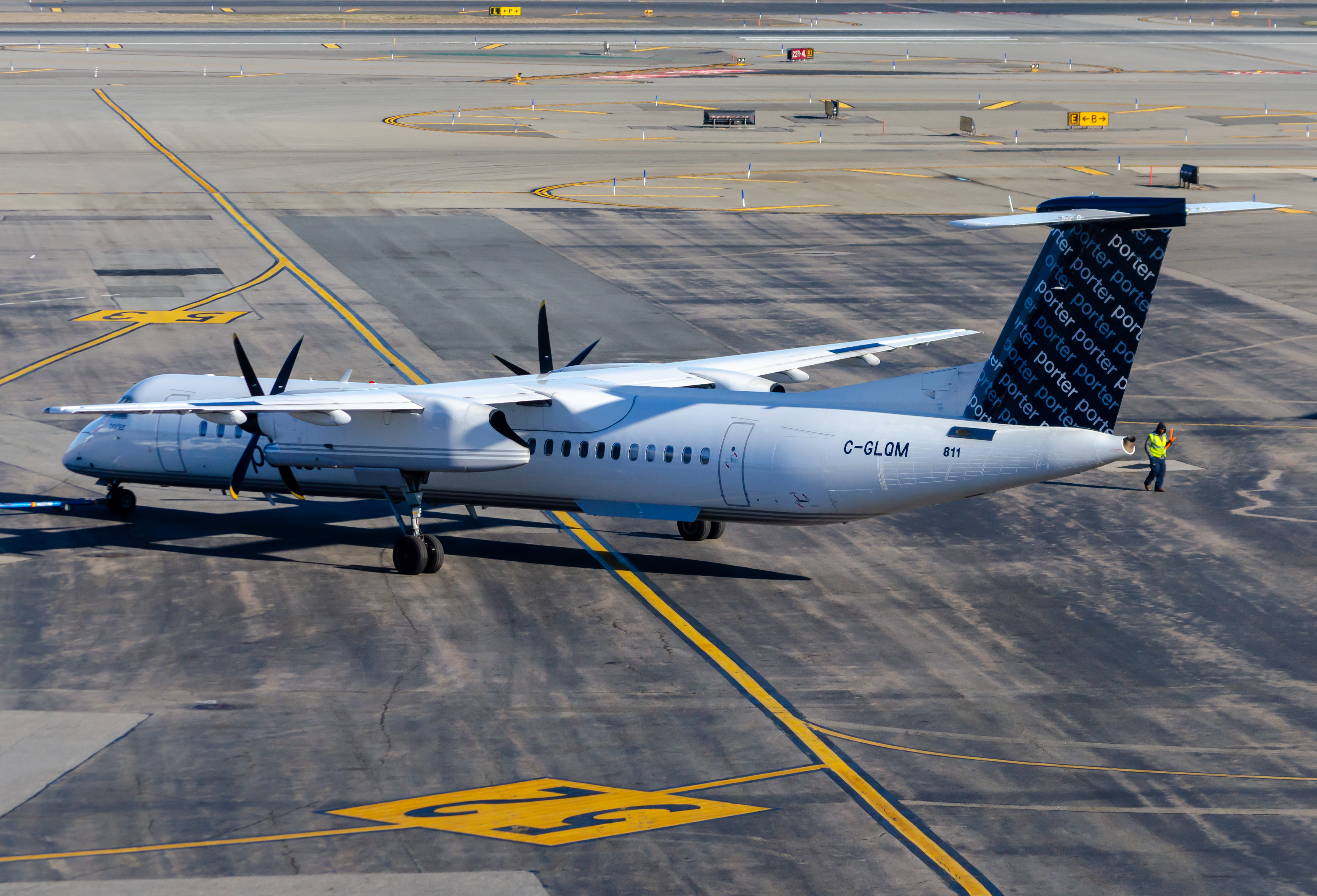 Full size: Porter Airlines De Havilland Dash-8 q400 C-GLQM  at Newark Liberty International Airport