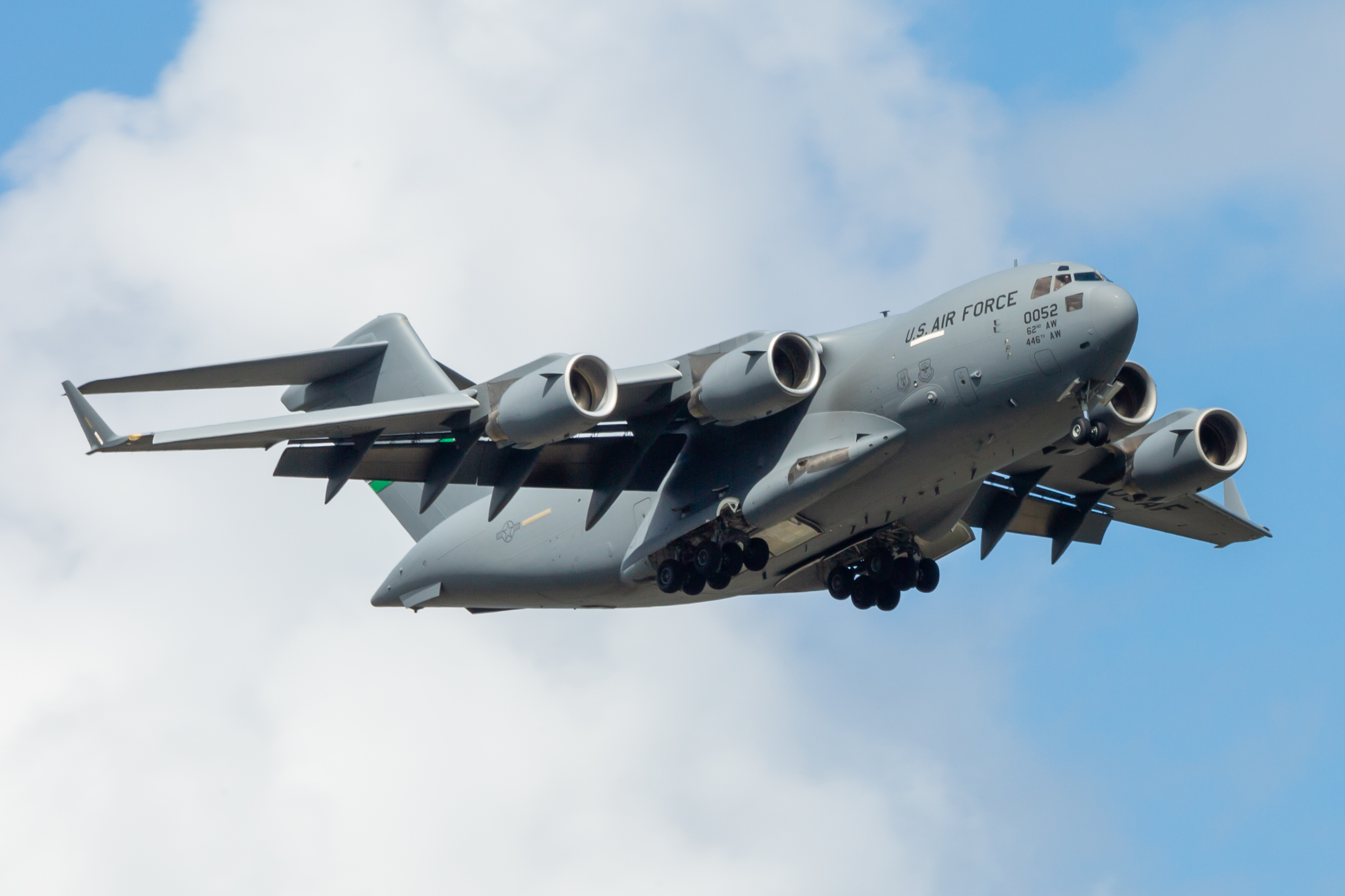 Full size: USAF - United States Air Force Boeing C-17 Globemaster III 98-0052 at Wittman Regional Airport