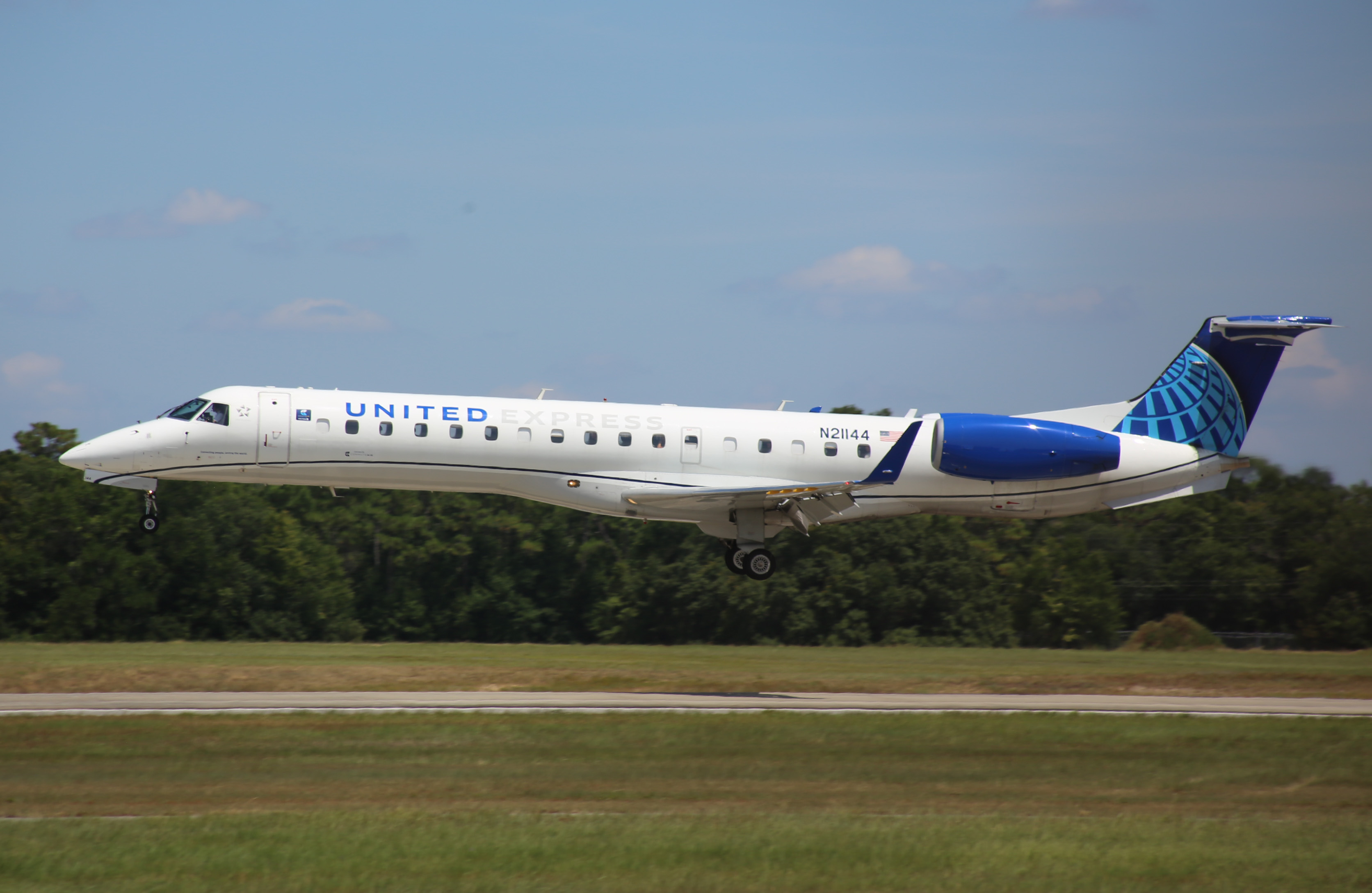 Full size: United Express Embraer ERJ145 N21144 at Pensacola International Airport