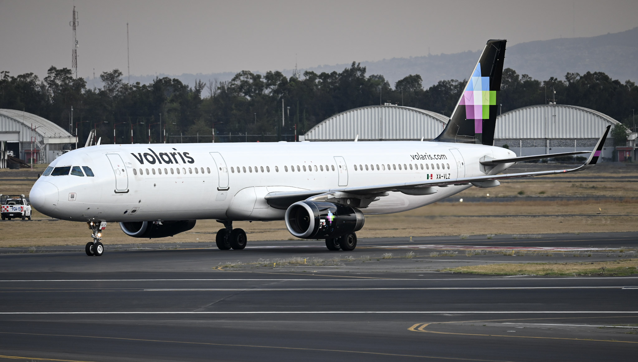 Full size: Volaris Airbus A321-200 XA-VLZ at Mexico City International Airport