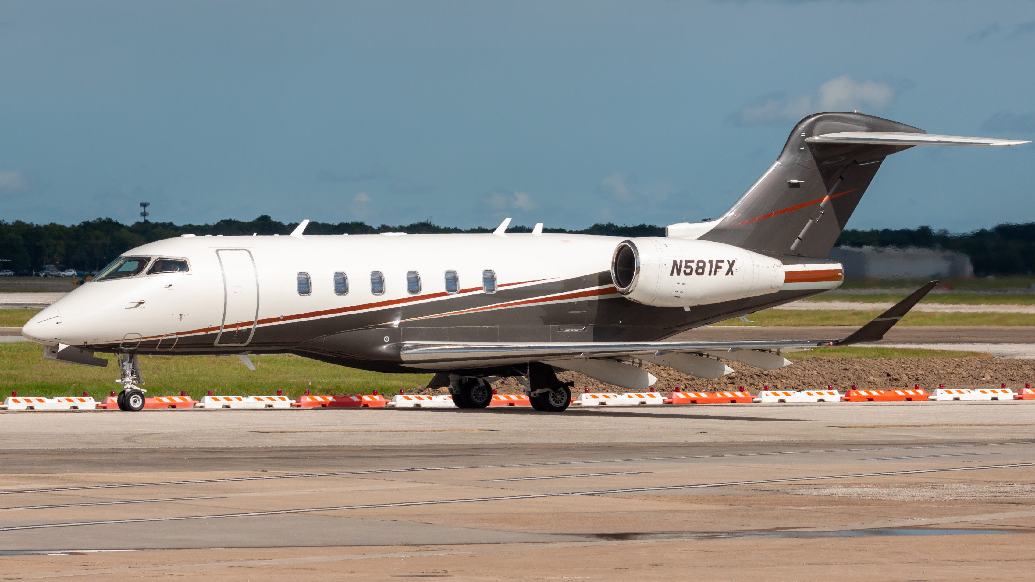 Full size: FlexJet Bombardier Challenger 350  N581FX at William P Hobby Airport