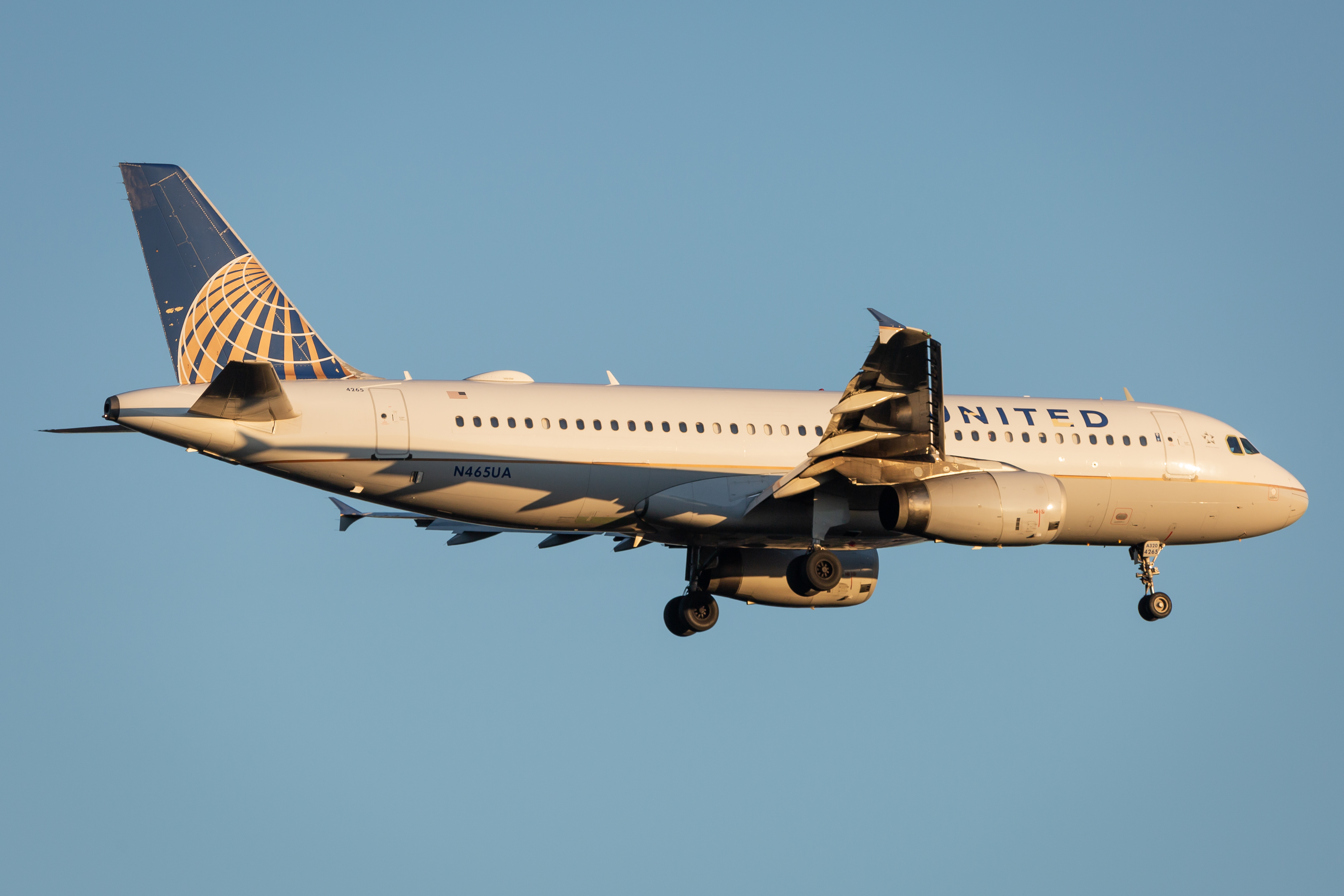 Full size: United Airlines Airbus A320 N465UA at Washington Dulles International Airport