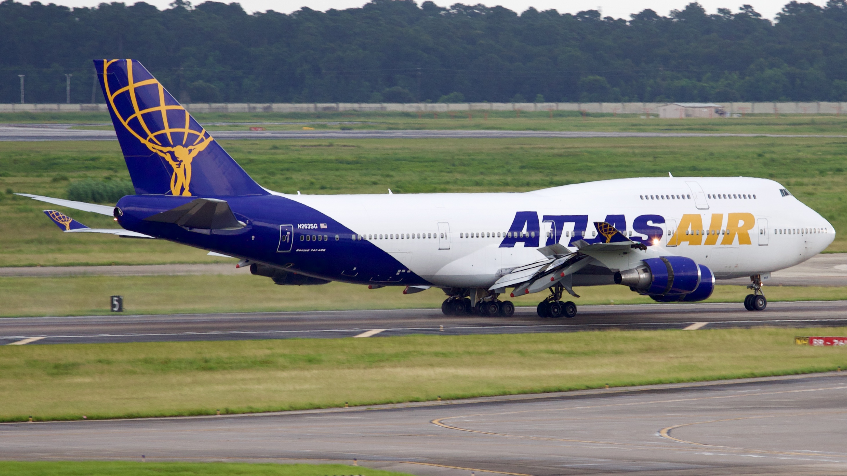 Full size: Atlas Air Boeing 747-400 N263SG at Houston-George Bush Intercontinental Airport