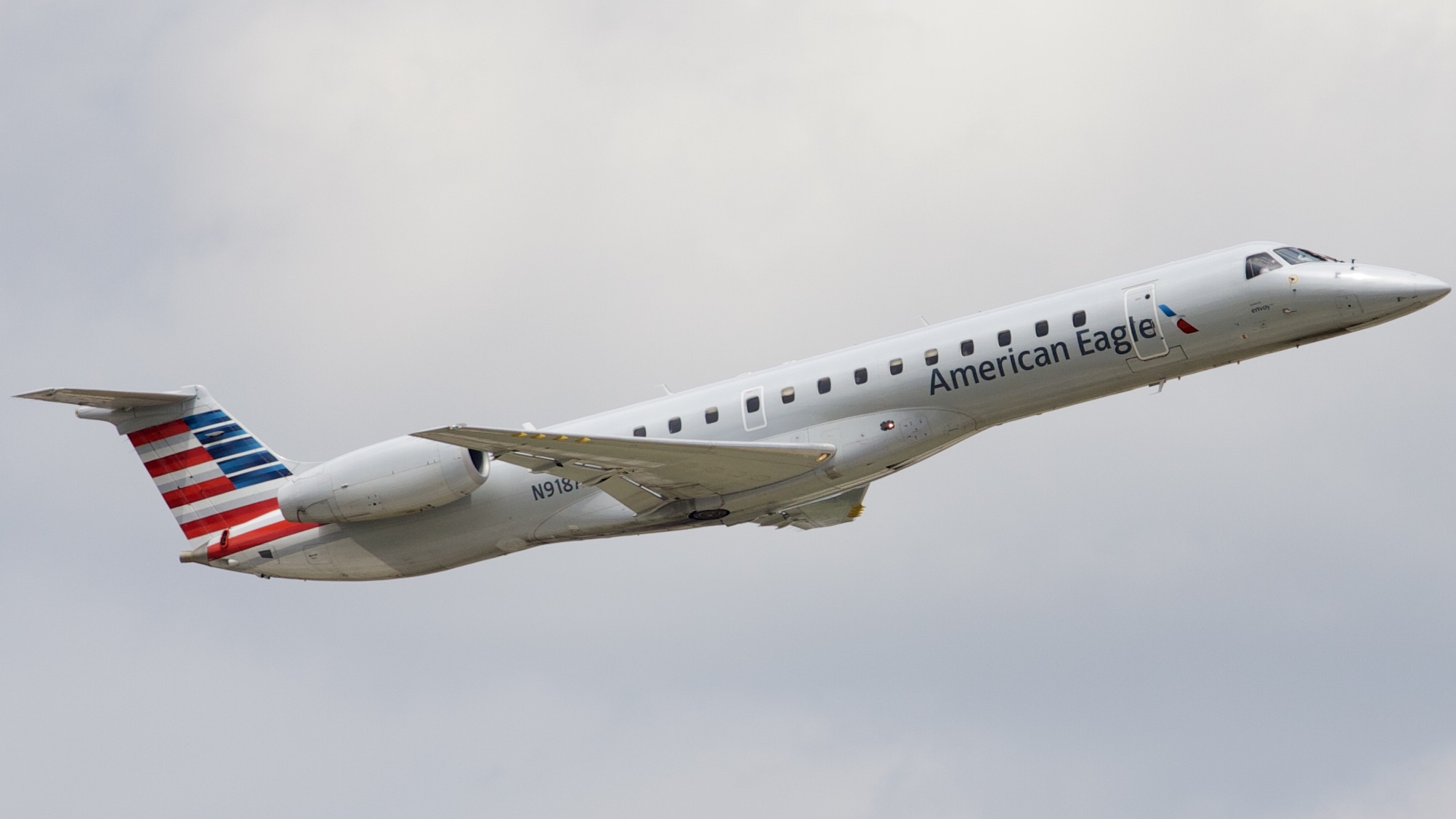 Full size: American Eagle Embraer ERJ145 N918AE at Houston-George Bush Intercontinental Airport