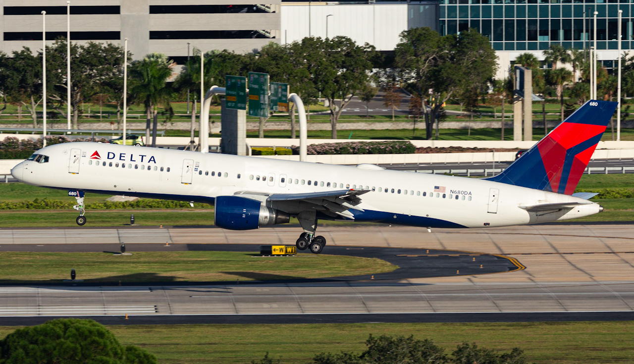 Full size: Delta Airlines Boeing 757-200 N680DA at Tampa International Airport