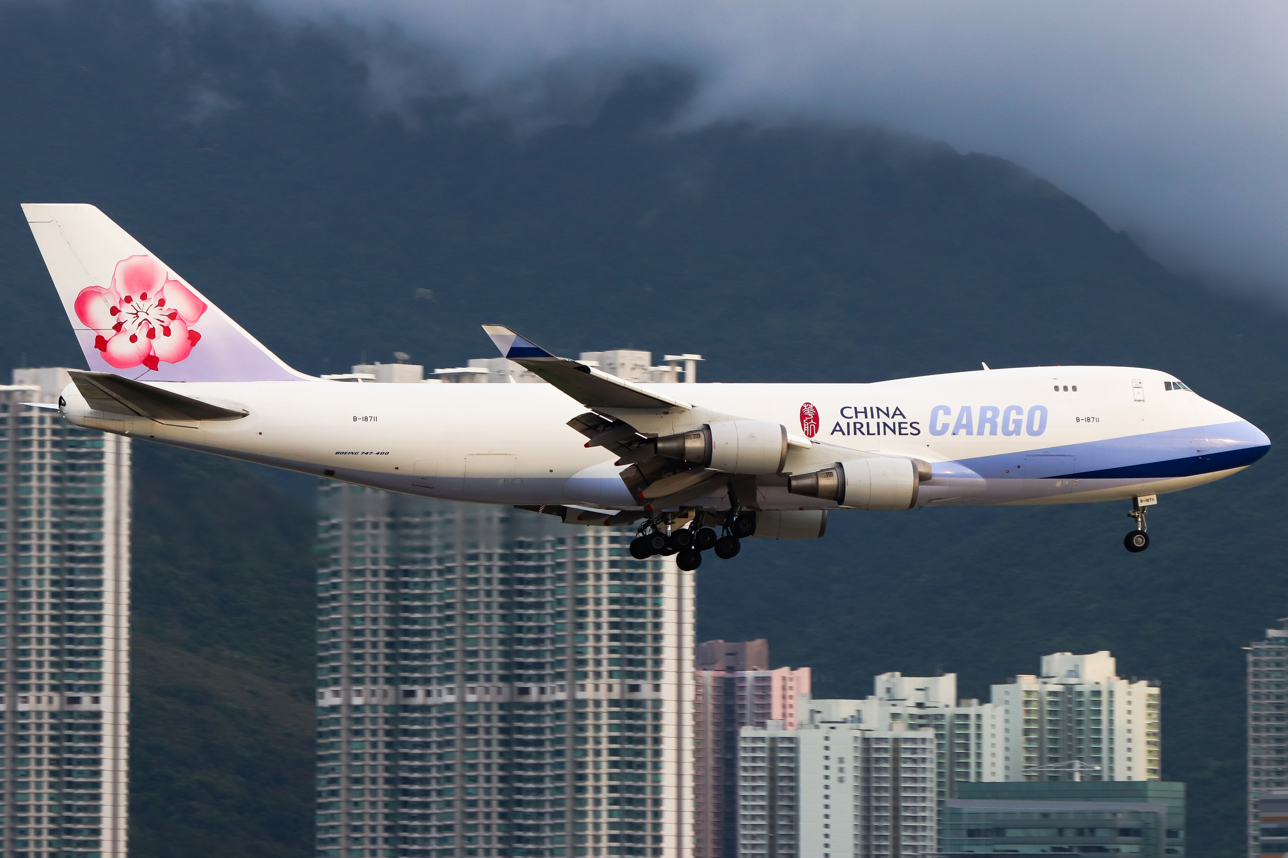 Full size: China Airlines Cargo Boeing 747-400F B-18711 at Hong Kong International Airport