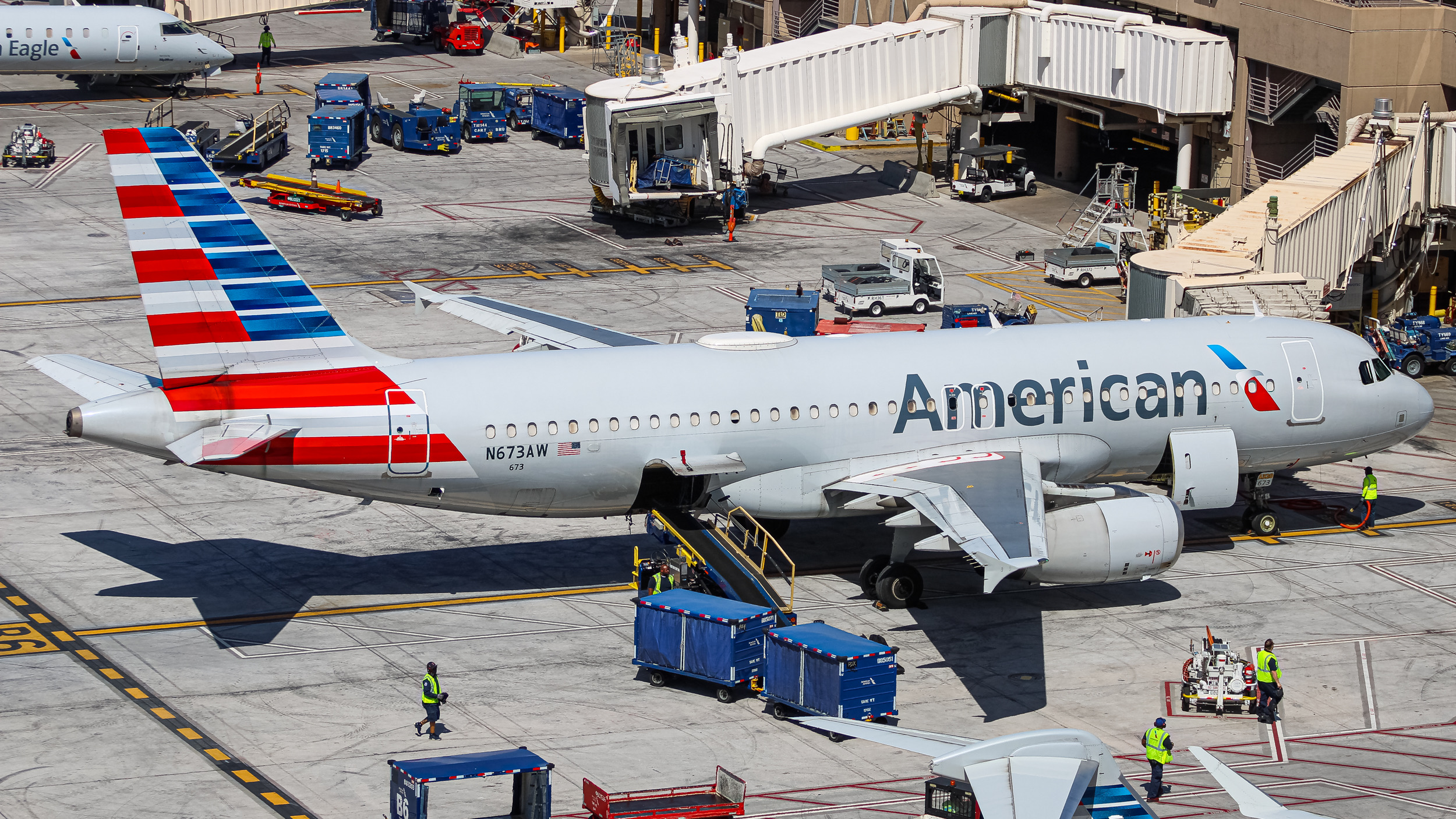 Full size: American Airlines Airbus A320 N673AW at Phoenix Sky Harbor International Airport