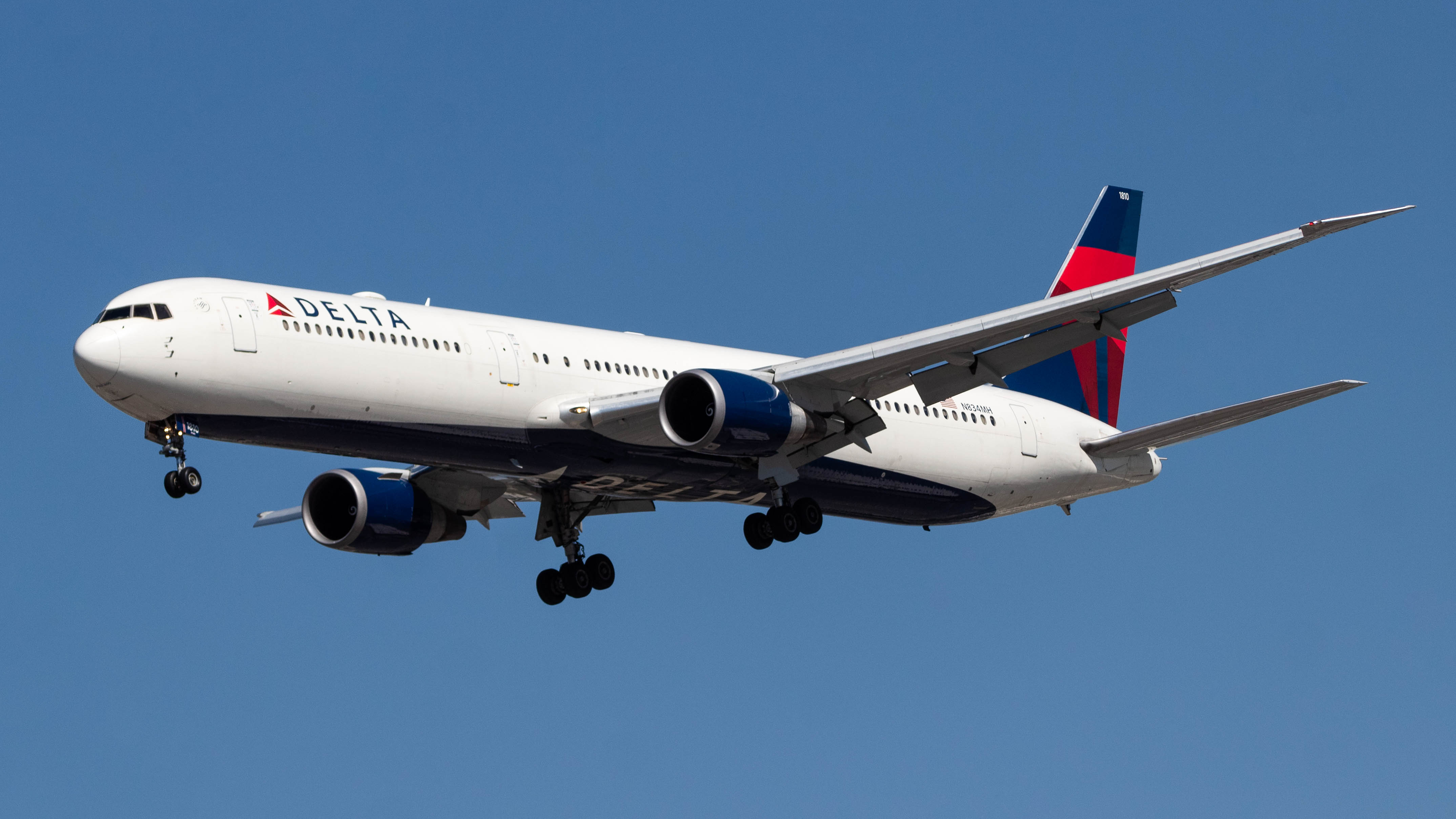 Full size: Delta Airlines Boeing 767-400ER N834MH at Los Angeles International Airport