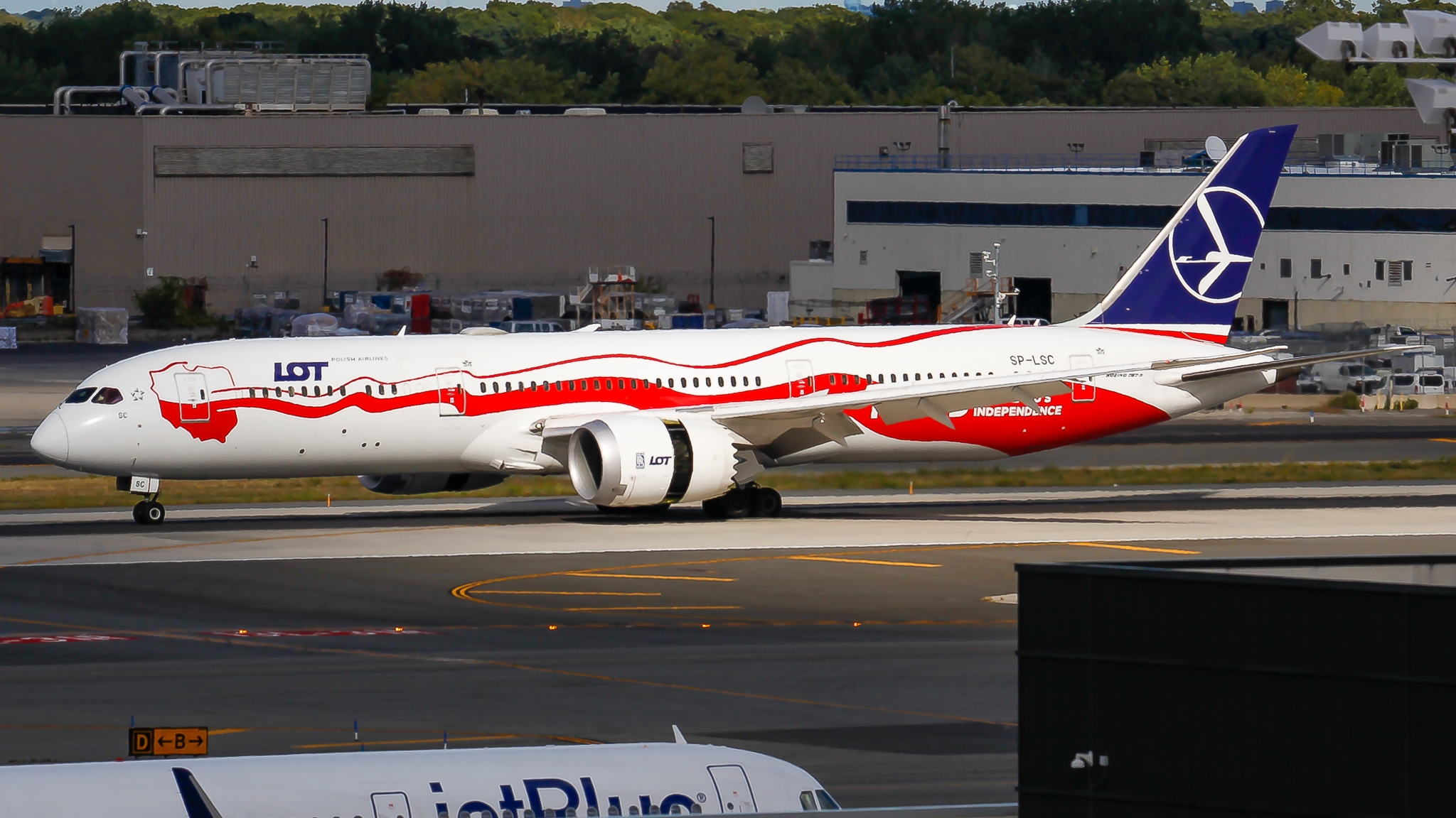 Full size: LOT Polish Airlines Boeing 787-9 SP-LSD at John F. Kennedy International Airport