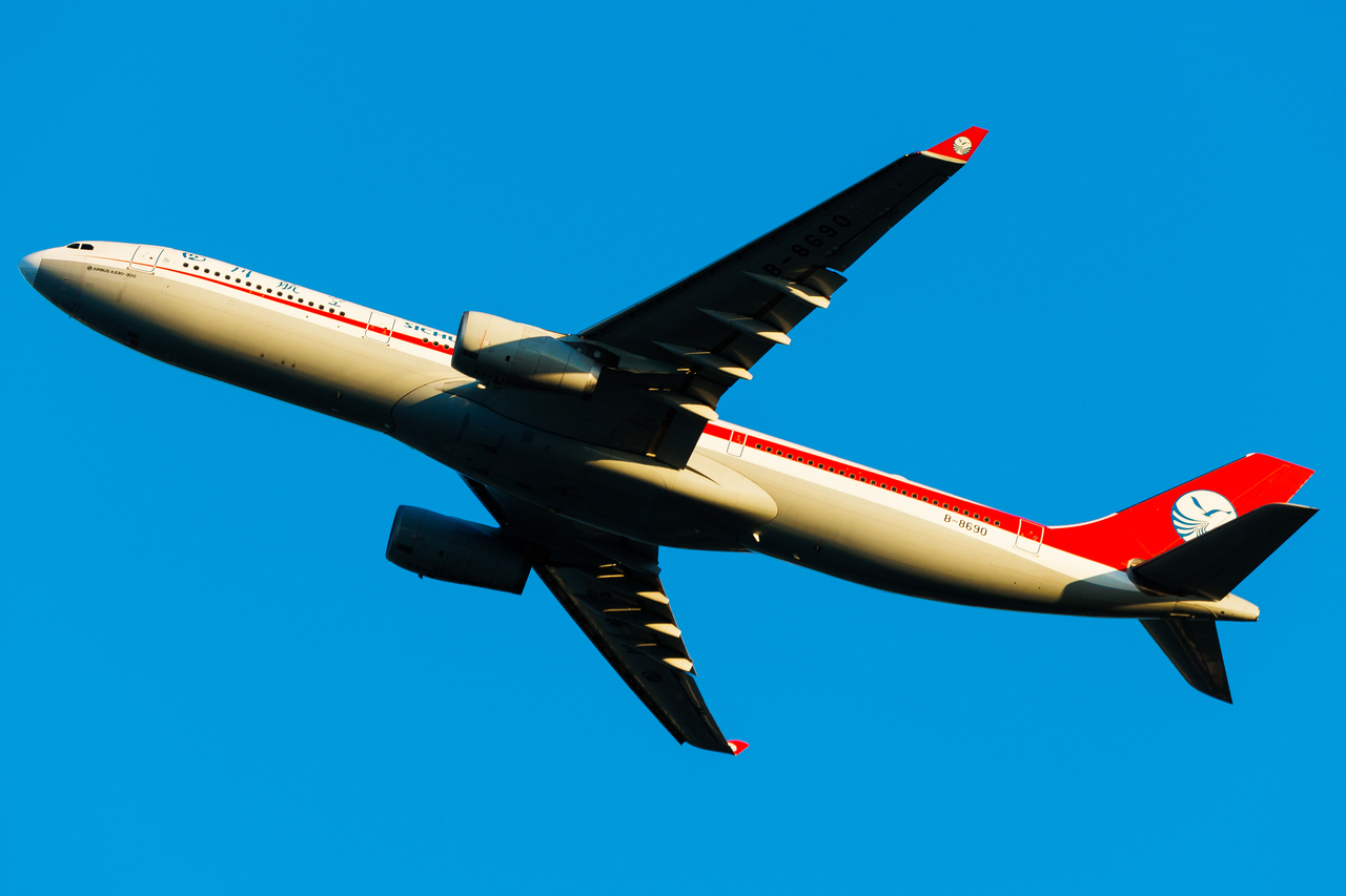 Full size: Sichuan Airlines Airbus A330-300 B-8690 at Hong Kong International Airport