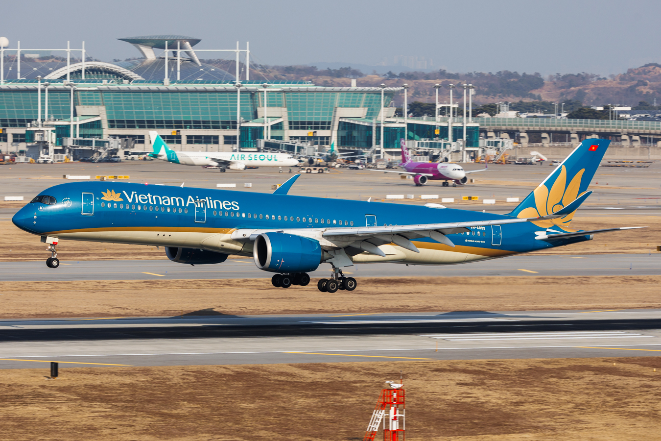 Full size: Vietnam Airlines Airbus A350-900 VN-A899 at Seoul-Incheon International Airport