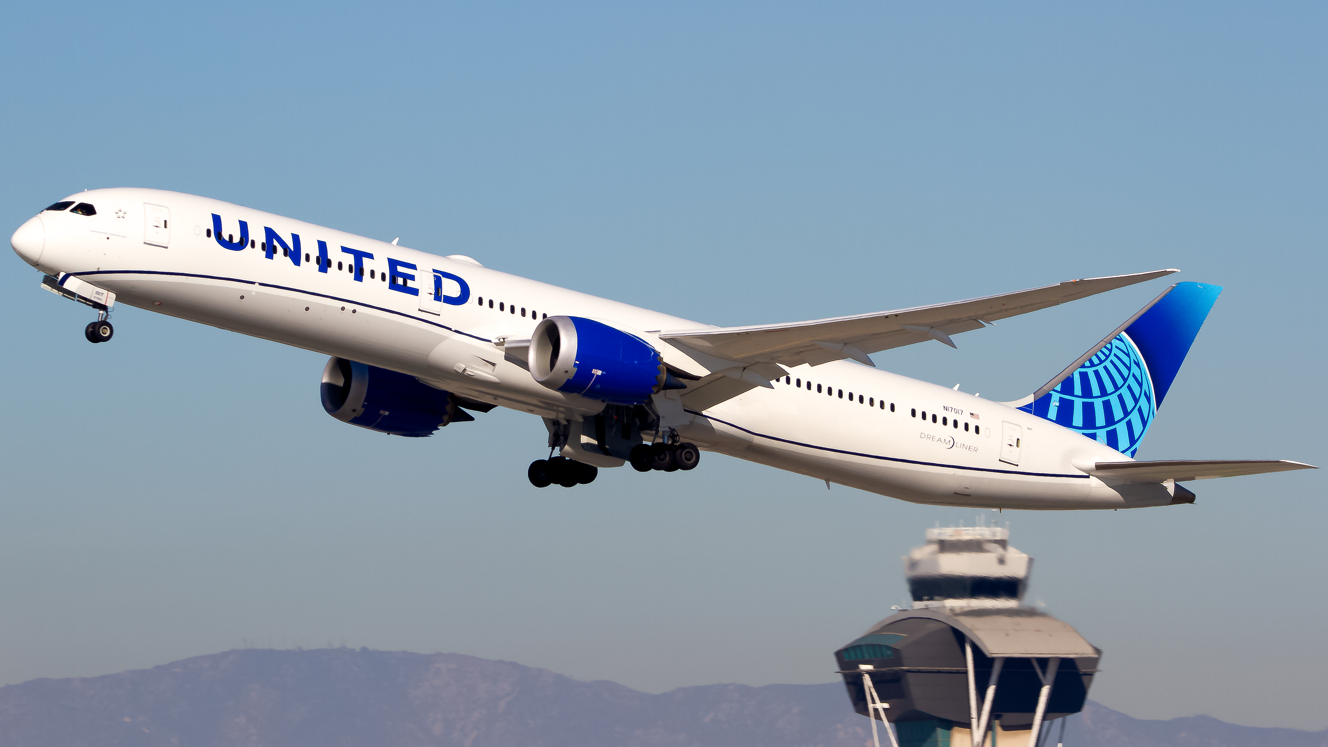 Full size: United Airlines Boeing 787-10 N17017 at Los Angeles International Airport