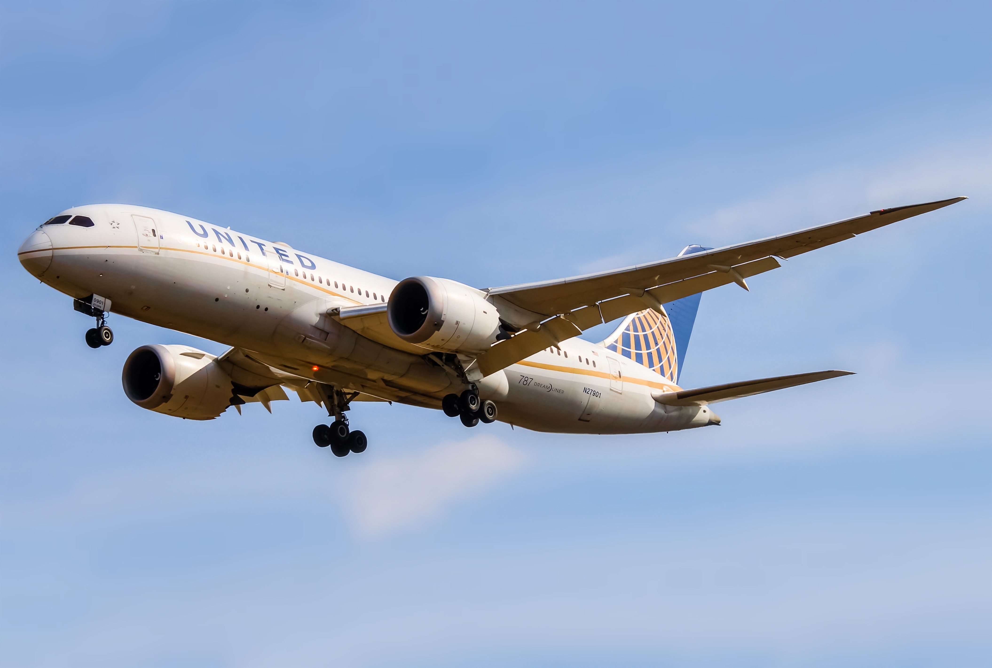 Full size: United Airlines Boeing 787-8 N27901 at Washington Dulles International Airport