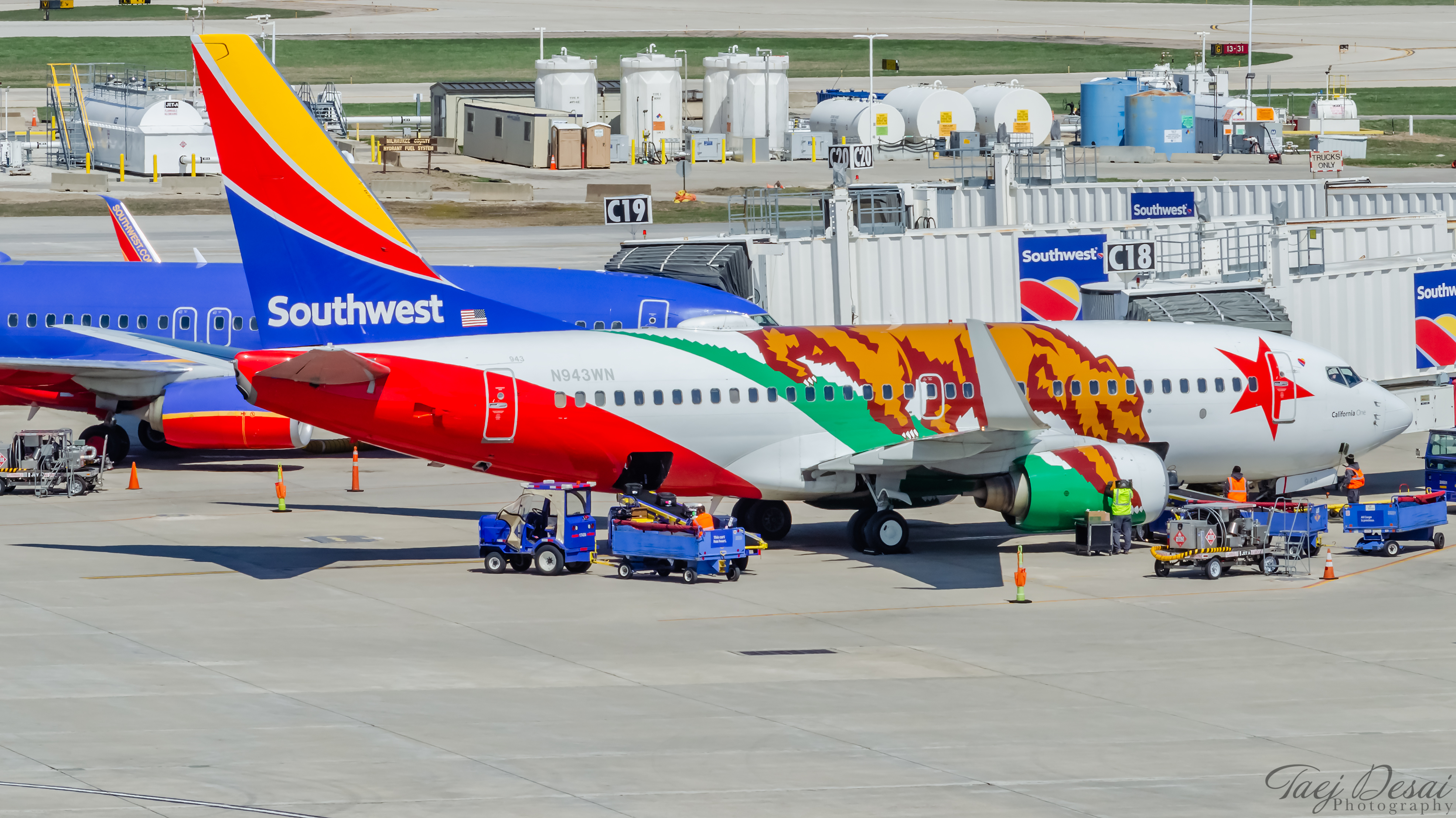 Full size: Southwest Airlines Boeing 737-700 N943WN at General Mitchell International Airport