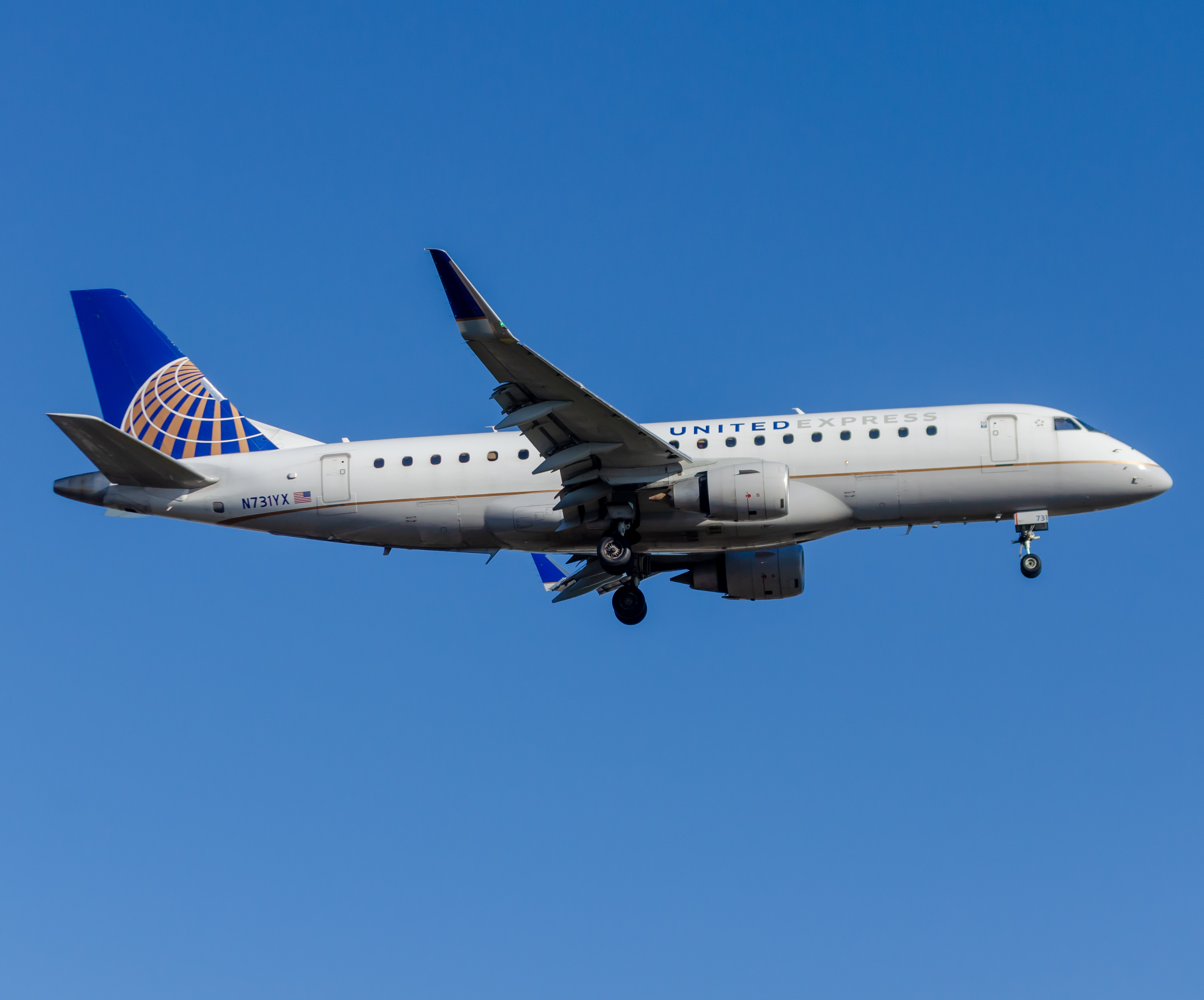 Full size: United Express Embraer E175 N731YX at Newark Liberty International Airport