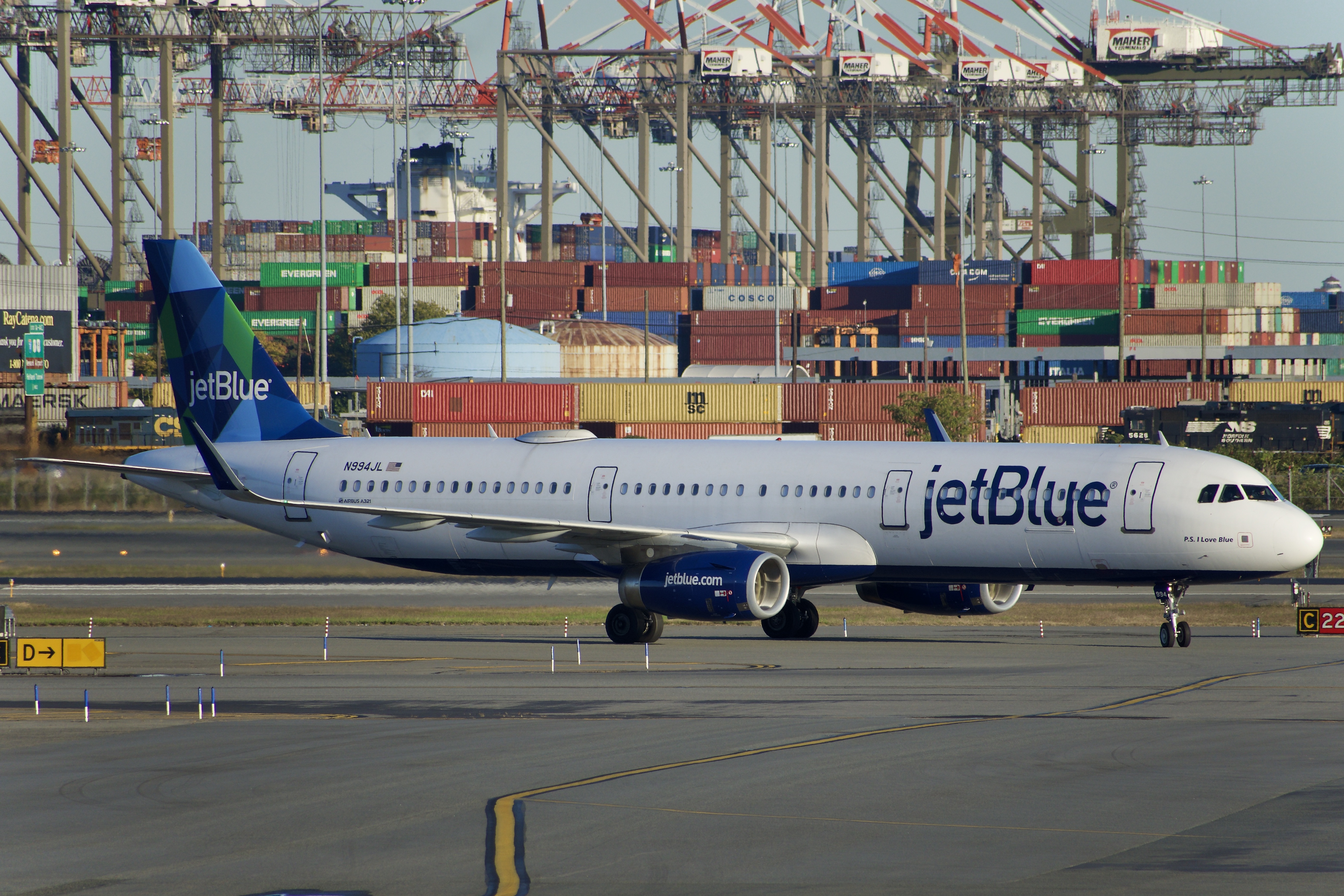 Full size: JetBlue Airways Airbus A321-200 N994JL at Newark Liberty International Airport