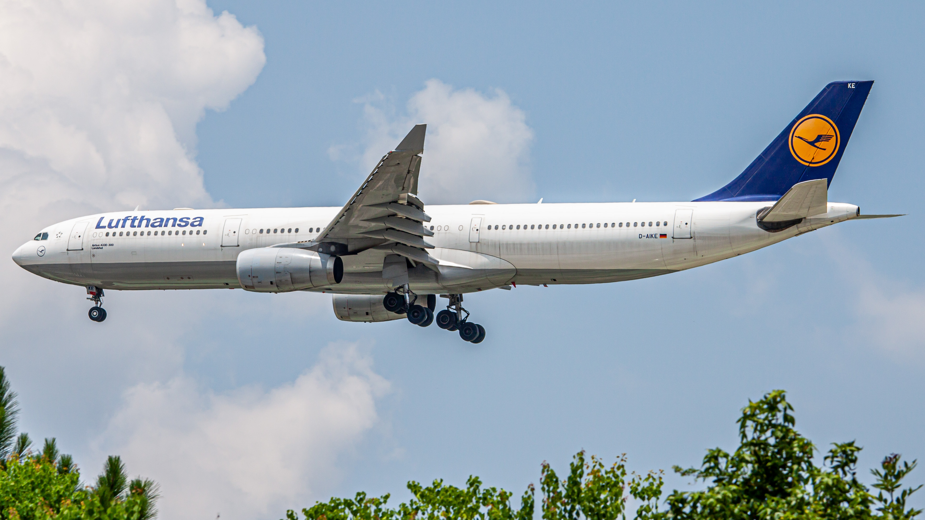 Full size: Lufthansa Airbus A330-300 D-AIKE at Houston-George Bush Intercontinental Airport