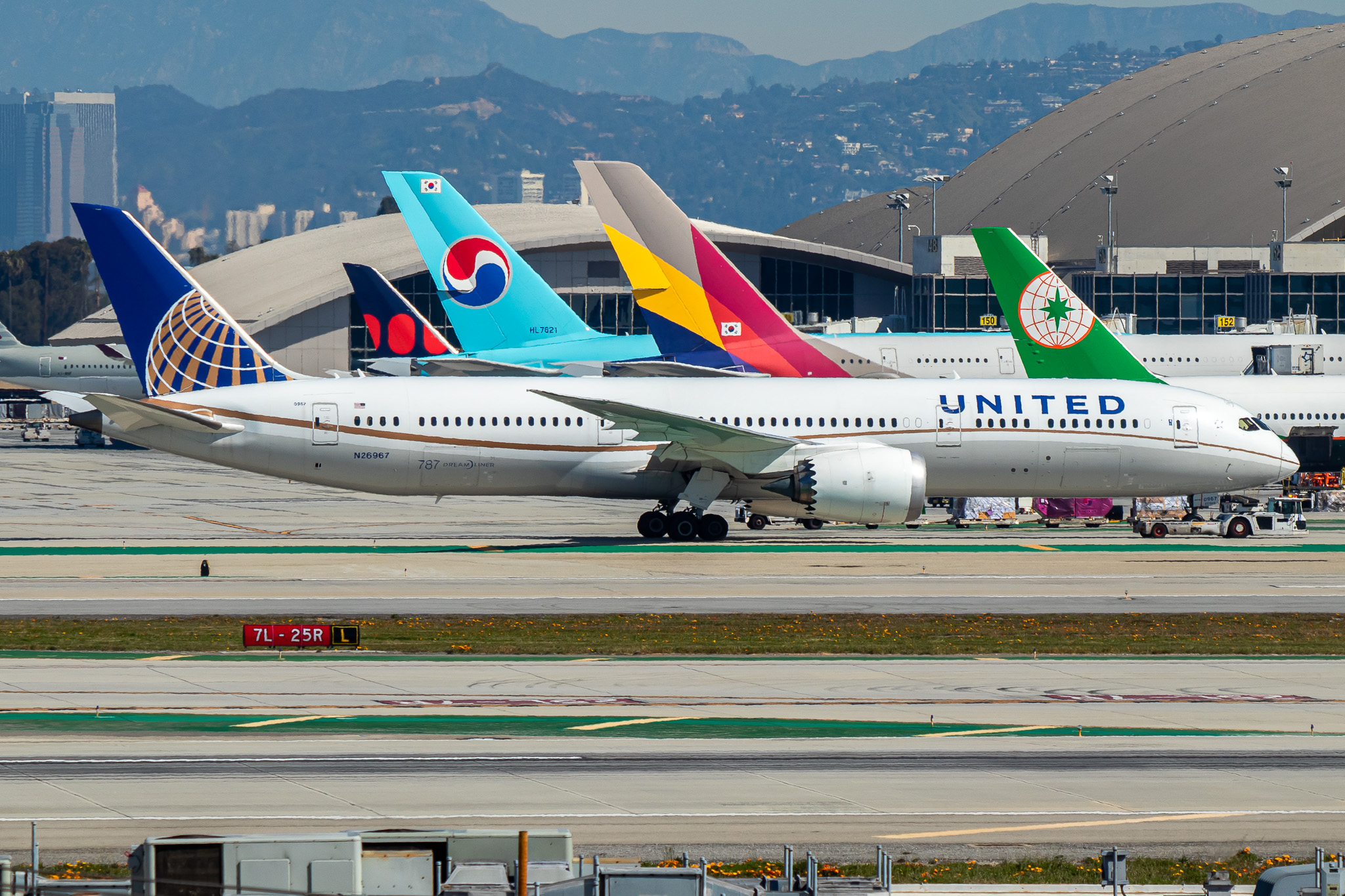Full size: United Airlines Boeing 787-9 N26967 at Los Angeles International Airport