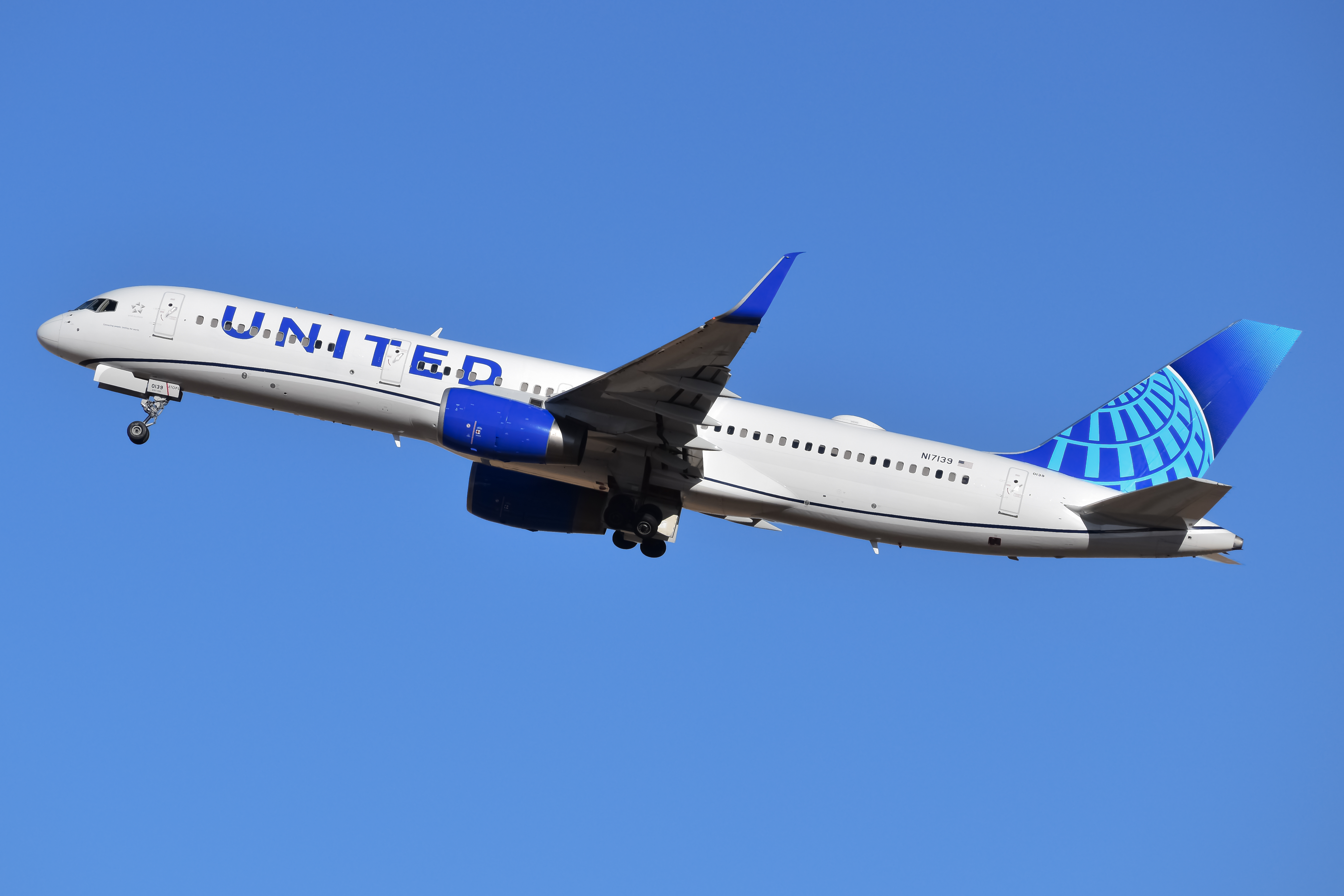 Full size: United Airlines Boeing 757-200 N17139 at Denver International Airport