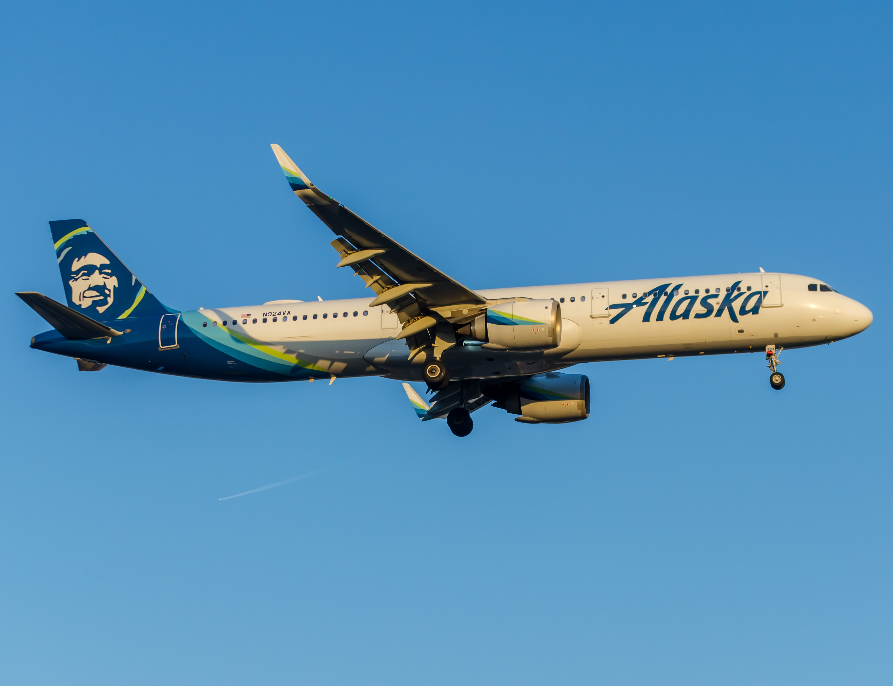 Full size: Alaska Airlines A321-253N N924VA at Newark Liberty International Airport