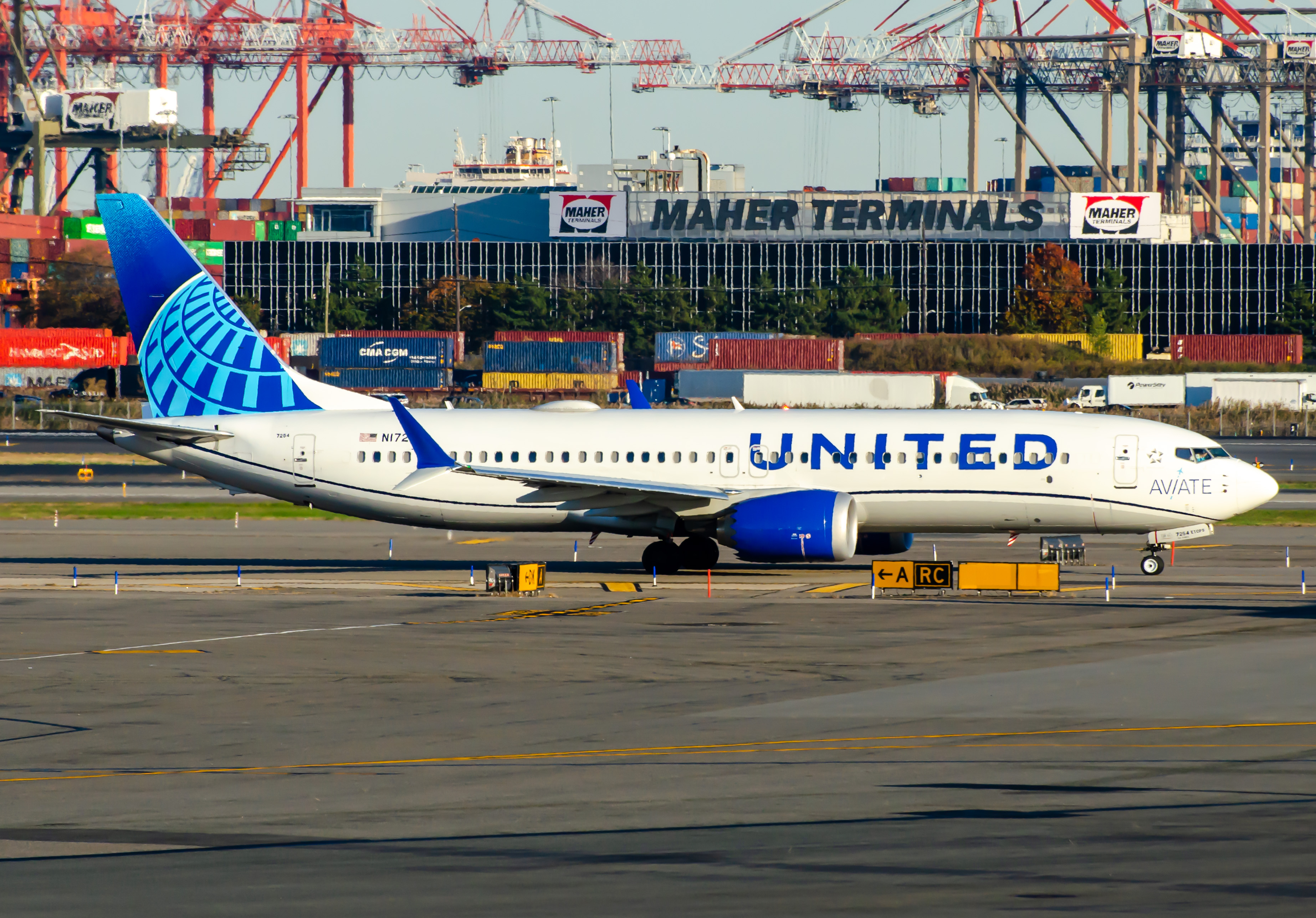 Full size: United Airlines Boeing 737 MAX 8 N17254 at Newark Liberty International Airport
