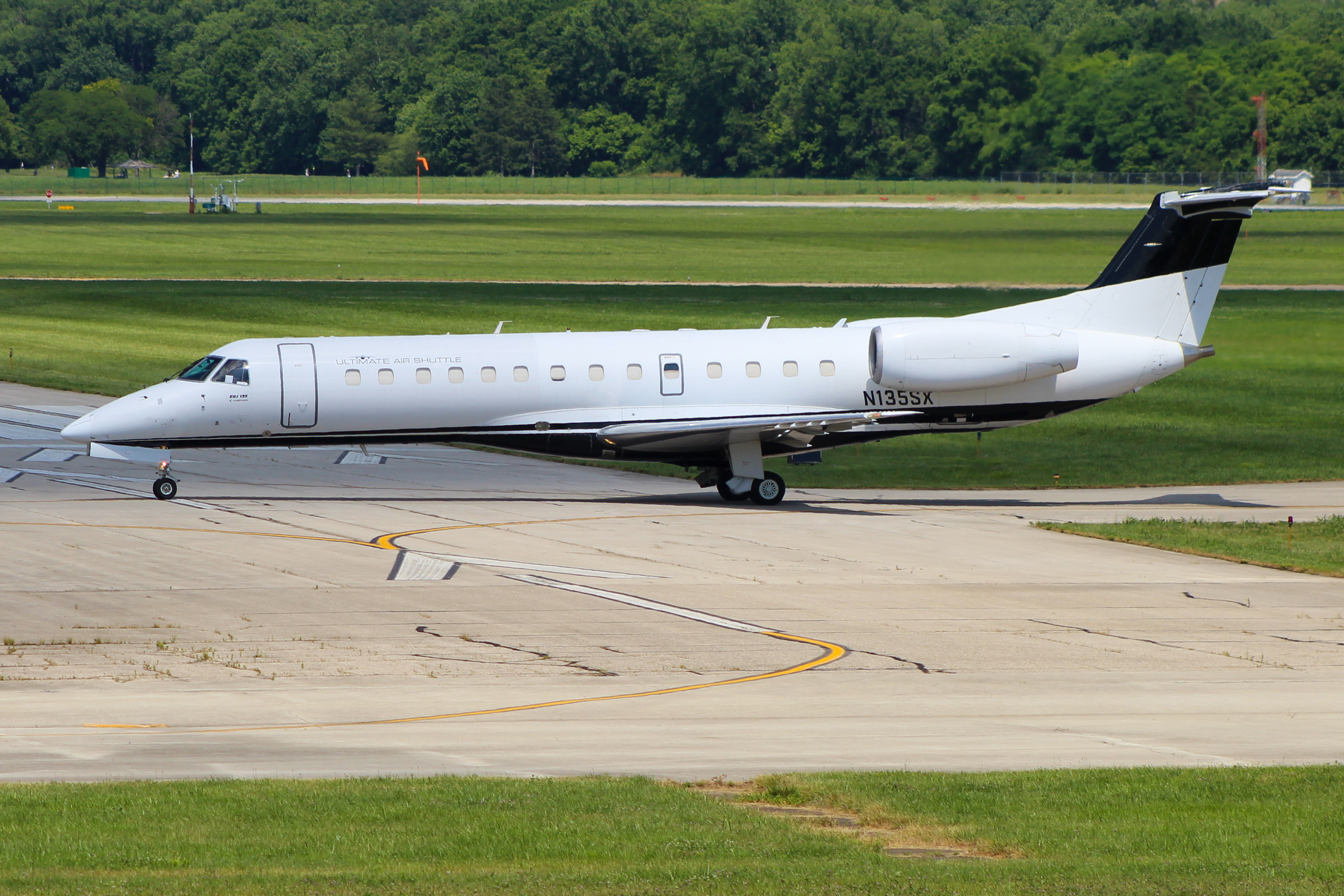 Full size: Ultimate Air Shuttle Embraer ERJ135 N135SX at Cincinnati Municipal Airport/Lunken Field