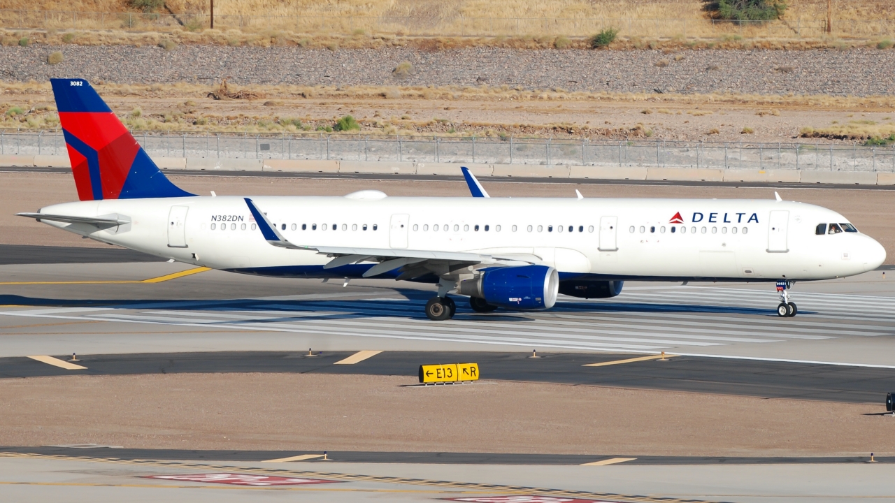 Full size: Delta Airlines Airbus A321-200 N382DN at Phoenix Sky Harbor International Airport