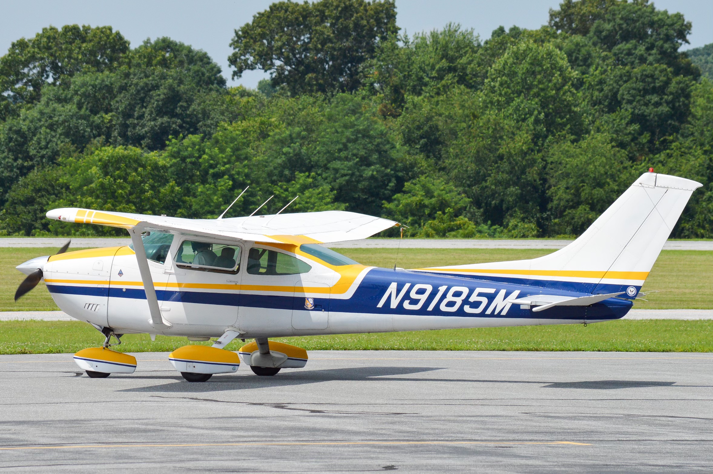 Full size: PRIVATE Cessna 182 Skylane N9185M at Carroll County Regional Airport/Jack B Poage Field
