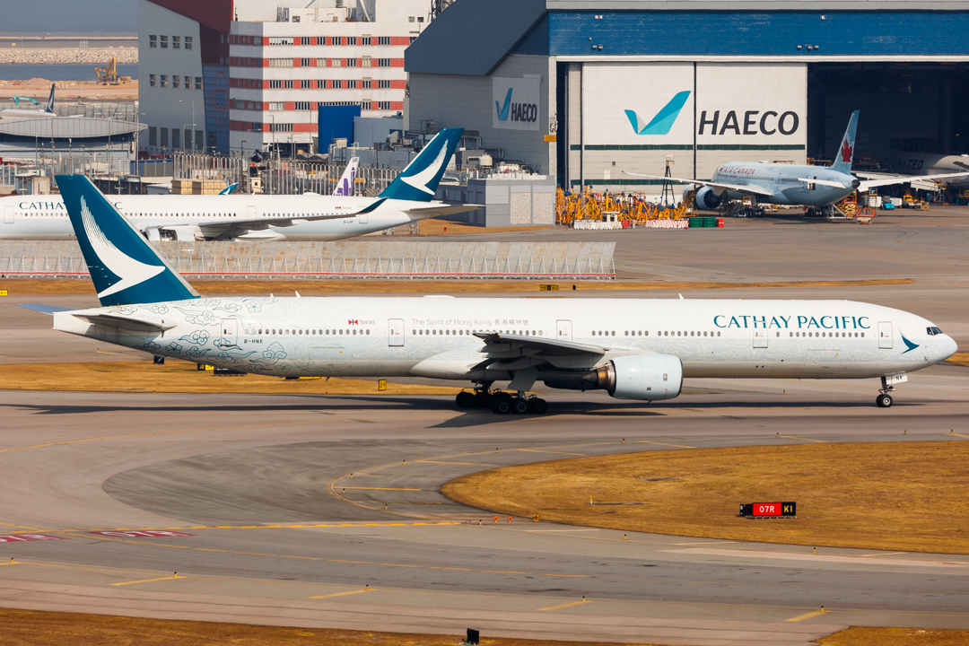 Full size: Cathay Pacific Boeing 777-300 B-HNK at Hong Kong International Airport