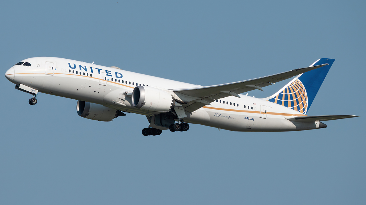 Full size: United Airlines Boeing 787-8 N45905 at Washington Dulles International Airport